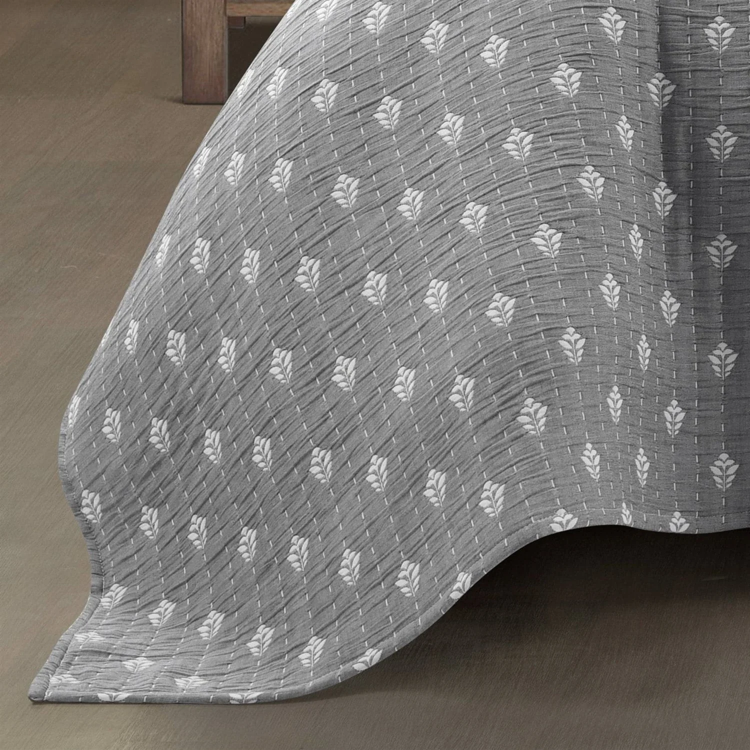 King size 3-Piece Reversible Cotton Yarn Woven Quilt Set in Grey and White - Image 4