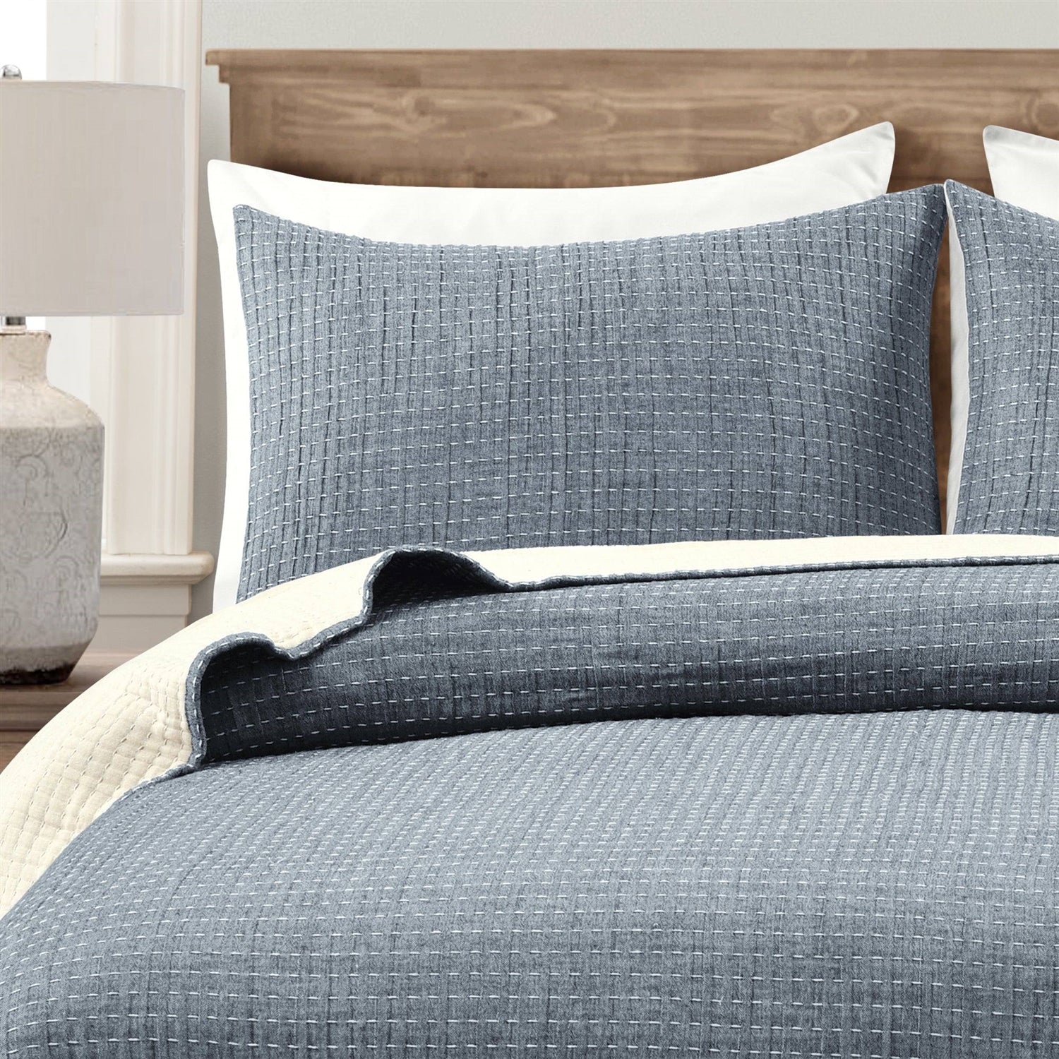 King Size 3-Piece Reversible Woven Cotton Quilt Set in Navy Cream - Image 2