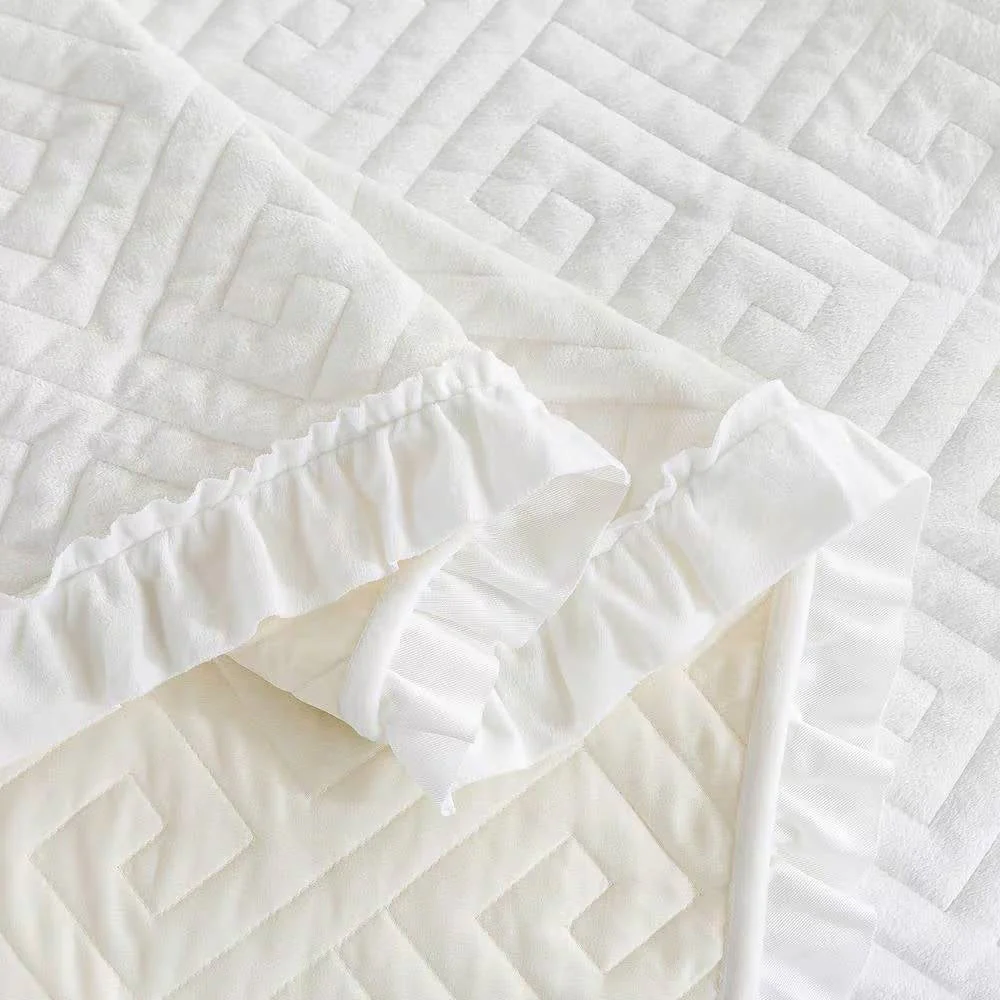 King size Ivory White Velvet Microfiber Polyester Reversible 3-Piece Quilt Set - Image 4