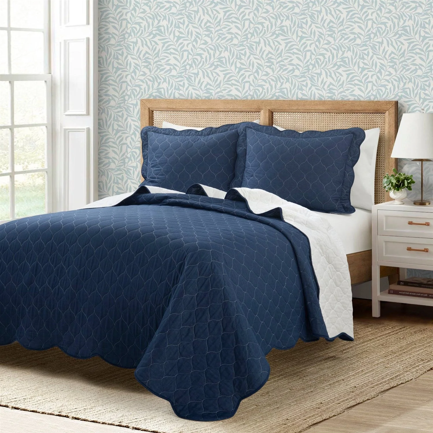 King size White Navy Scalloped Edge Reversible Lightweight Quilt Set - Image 2
