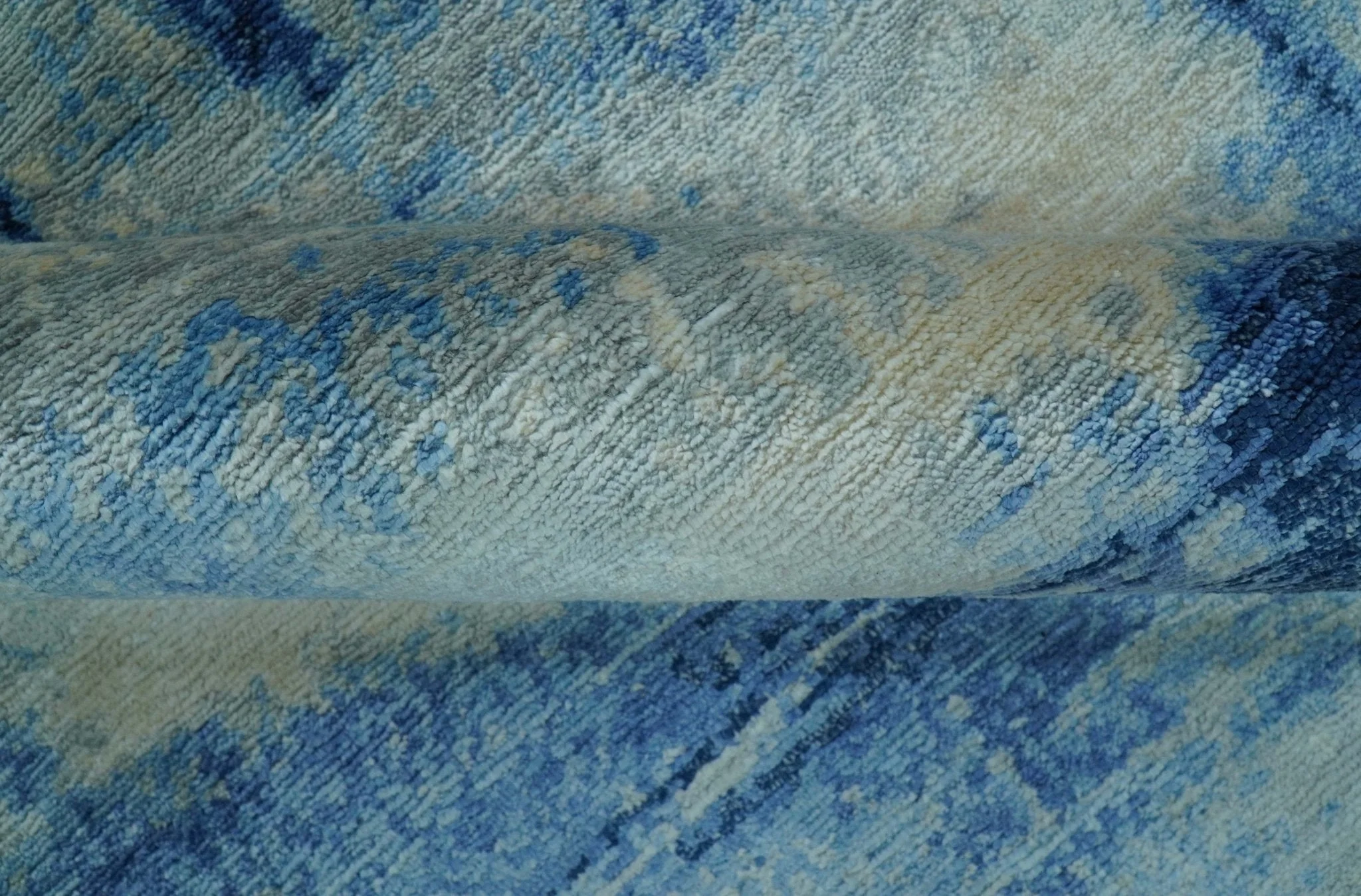 Modern Abstract Design Blue And Ivory Hand Knotted 6x9 Bamboo Silk Area Rug - Image 4