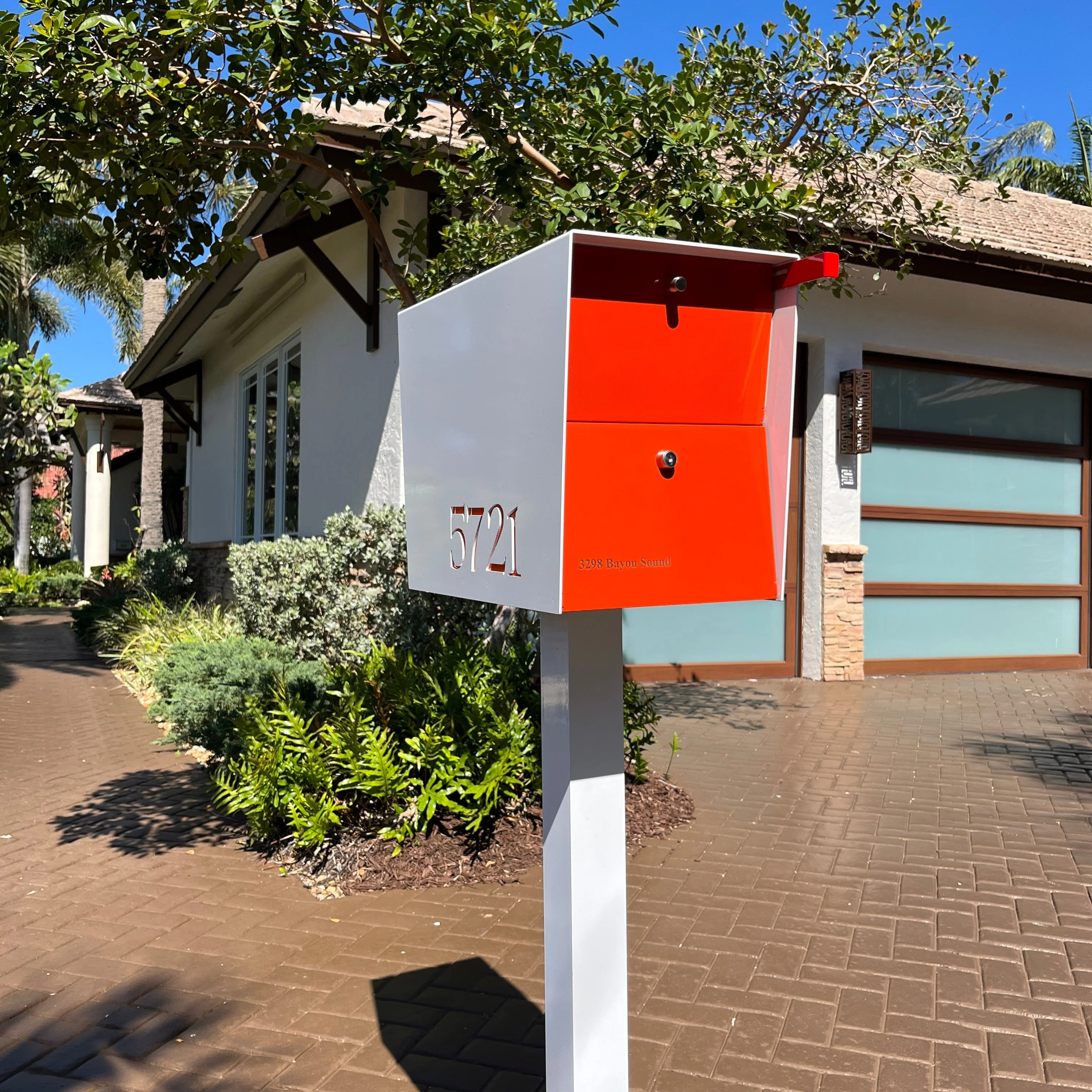 NEW! The UpTown Box Locking Package Dropbox in ARCTIC WHITE - Modern Mailbox - Image 2