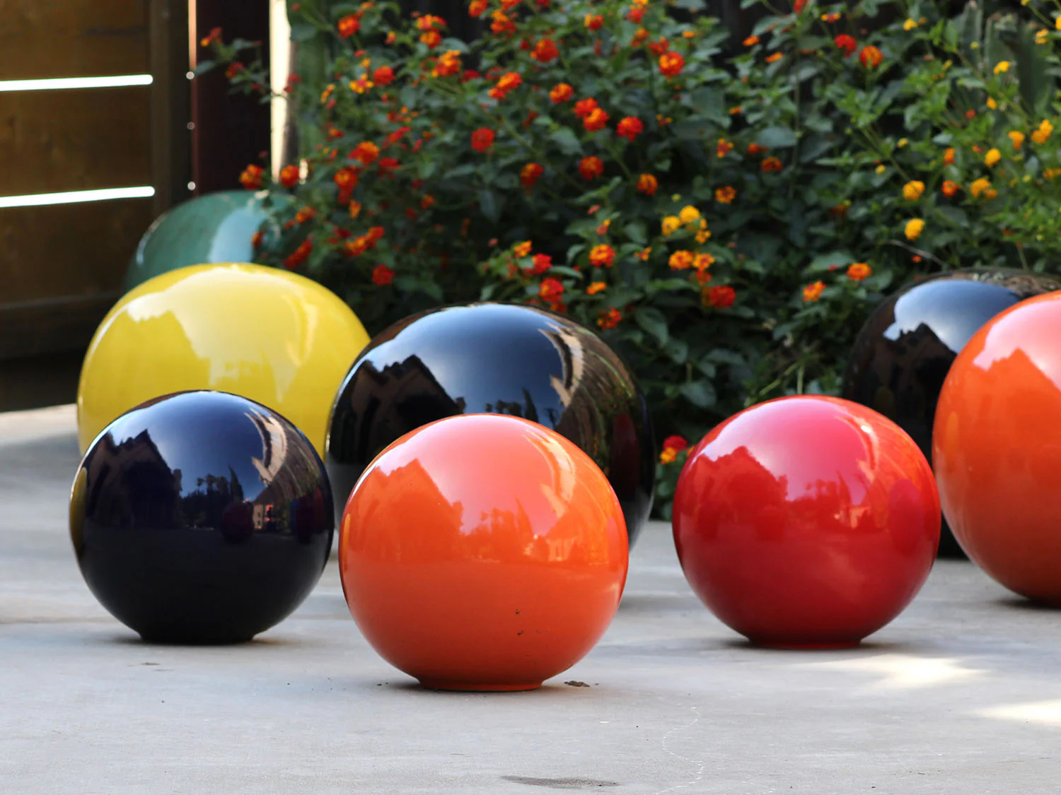 Outdoor Decorative Sphere Glazed 16" By Plantatorem - Image 15