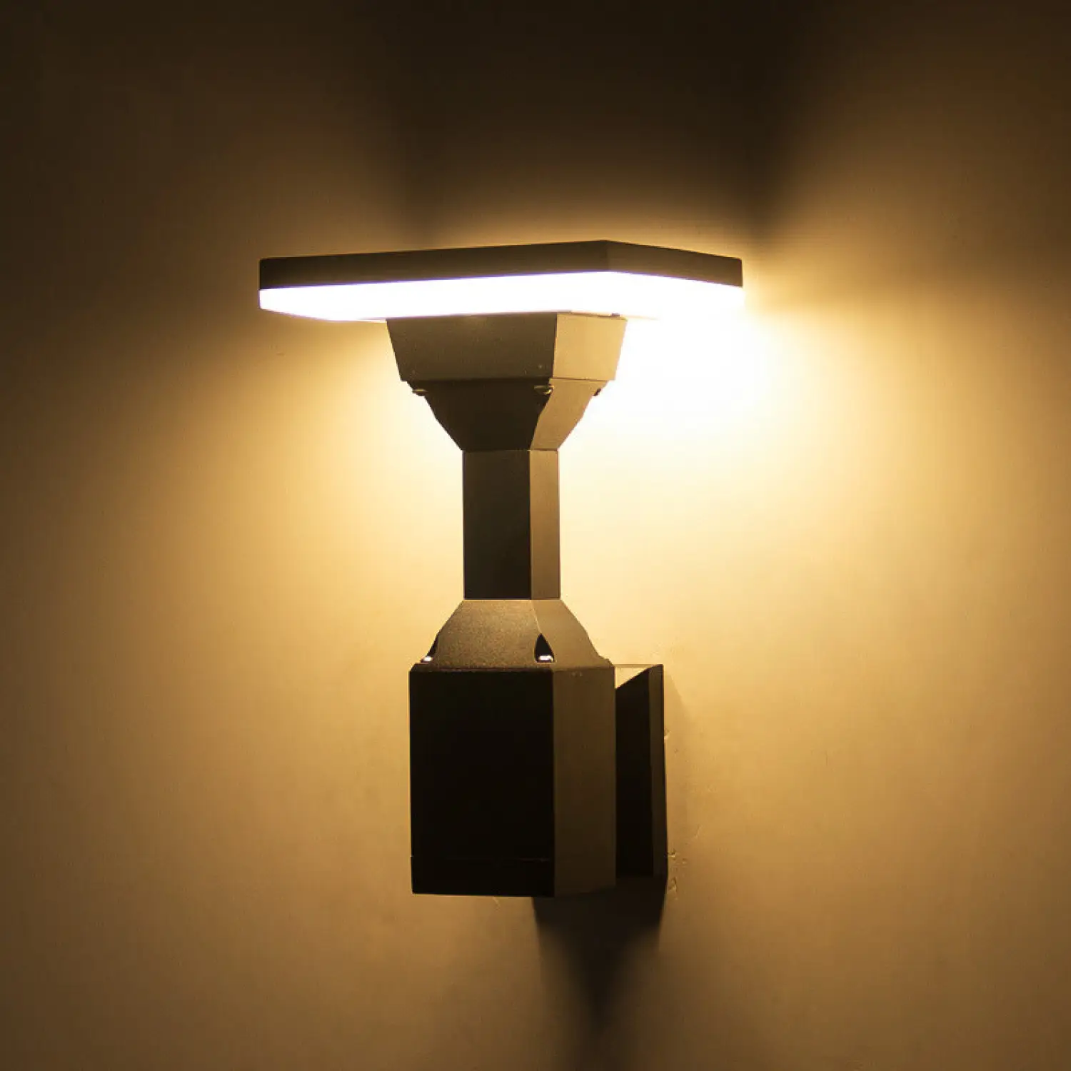 Outdoor LED Wall Lamp with Durable Aluminum Housing Waterproof Design - Image 11