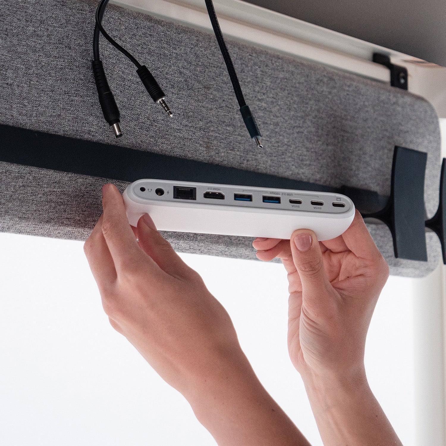 Pebble Pro - Portable Laptop Docking Station - Image 2