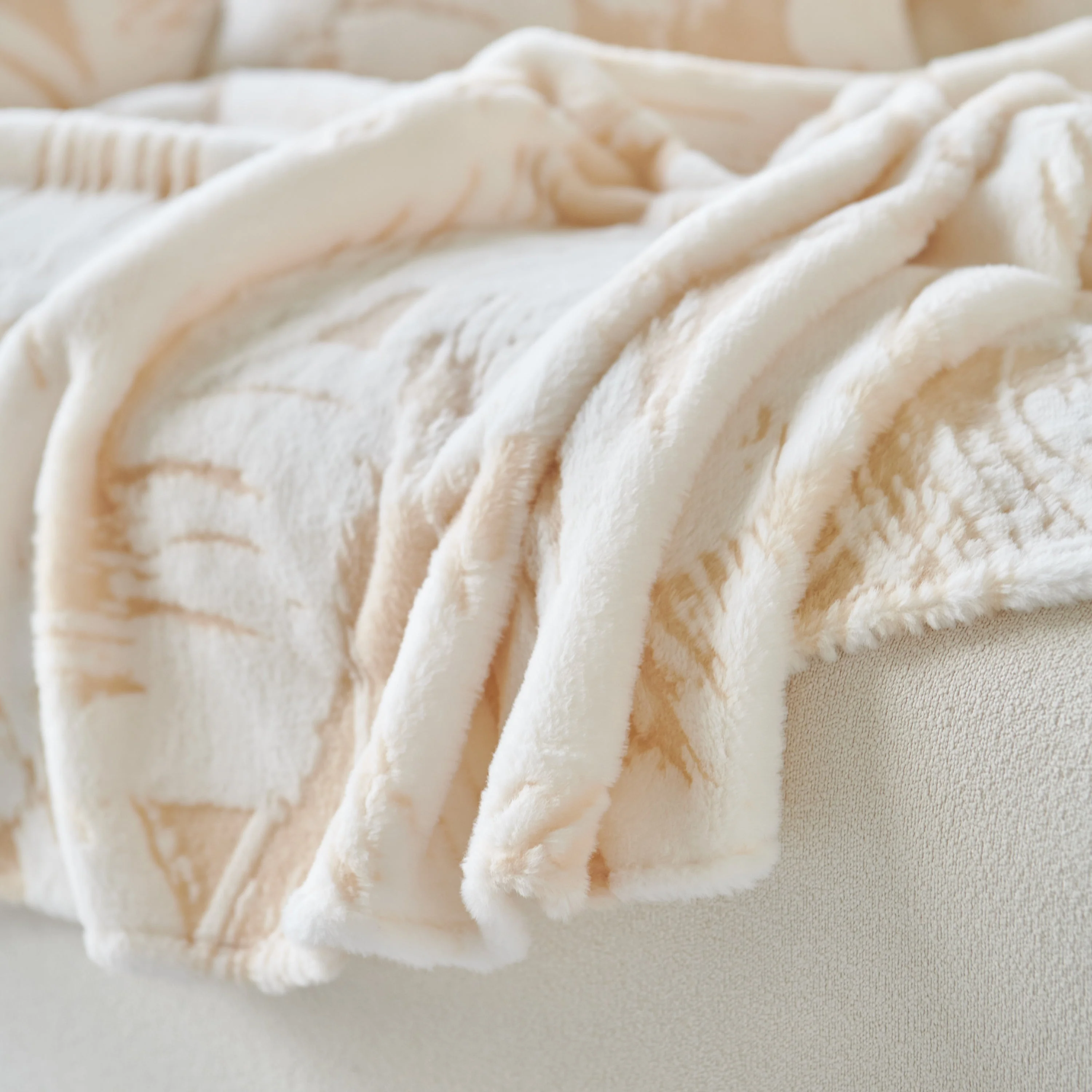 Plush Faux Fur Warm Sofa Cover with Waves Jacquard Textured Throw Blankets for Couch - Image 4