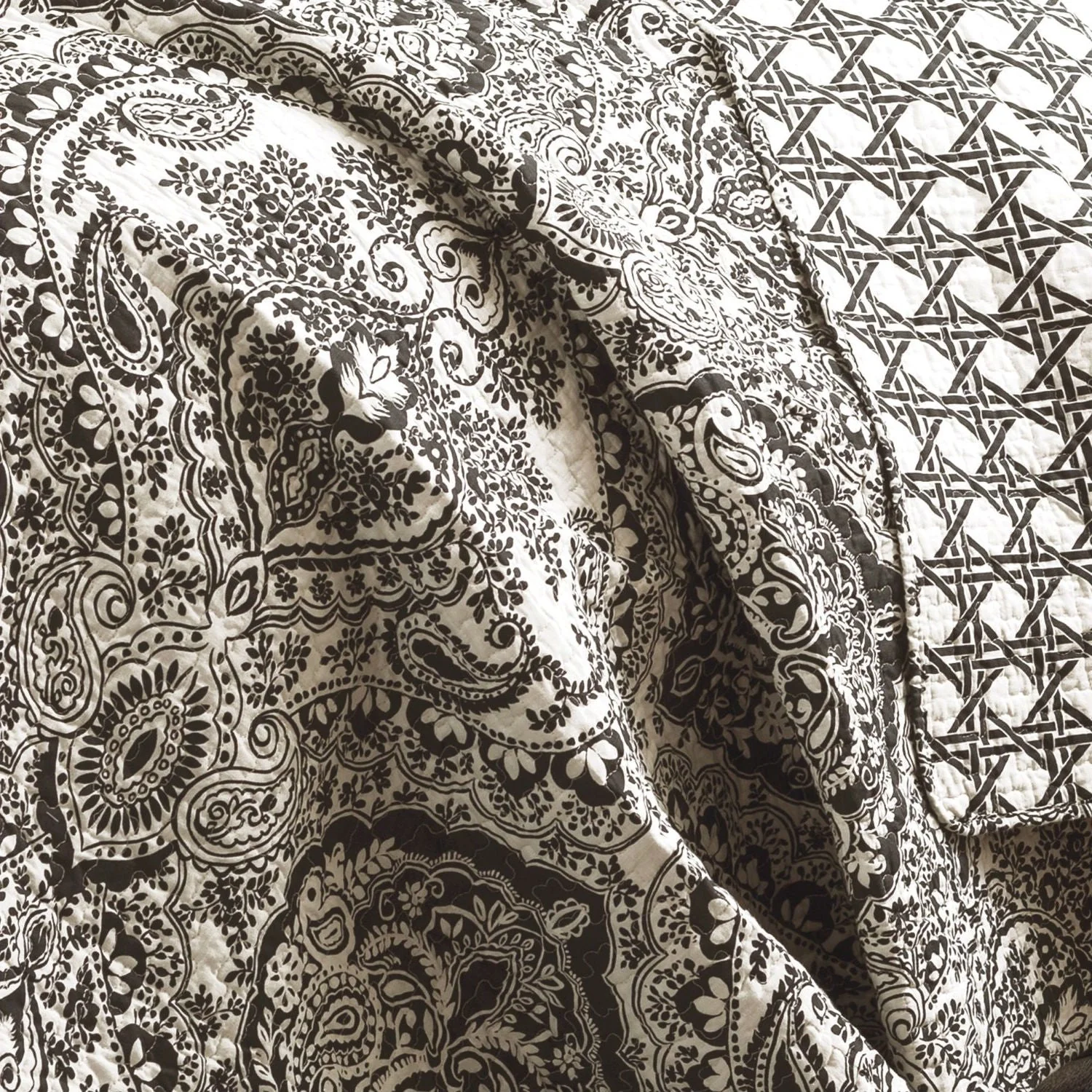 Queen size 3-Piece Quilt Set 100-Percent Cotton in Charcoal Damask - Image 2
