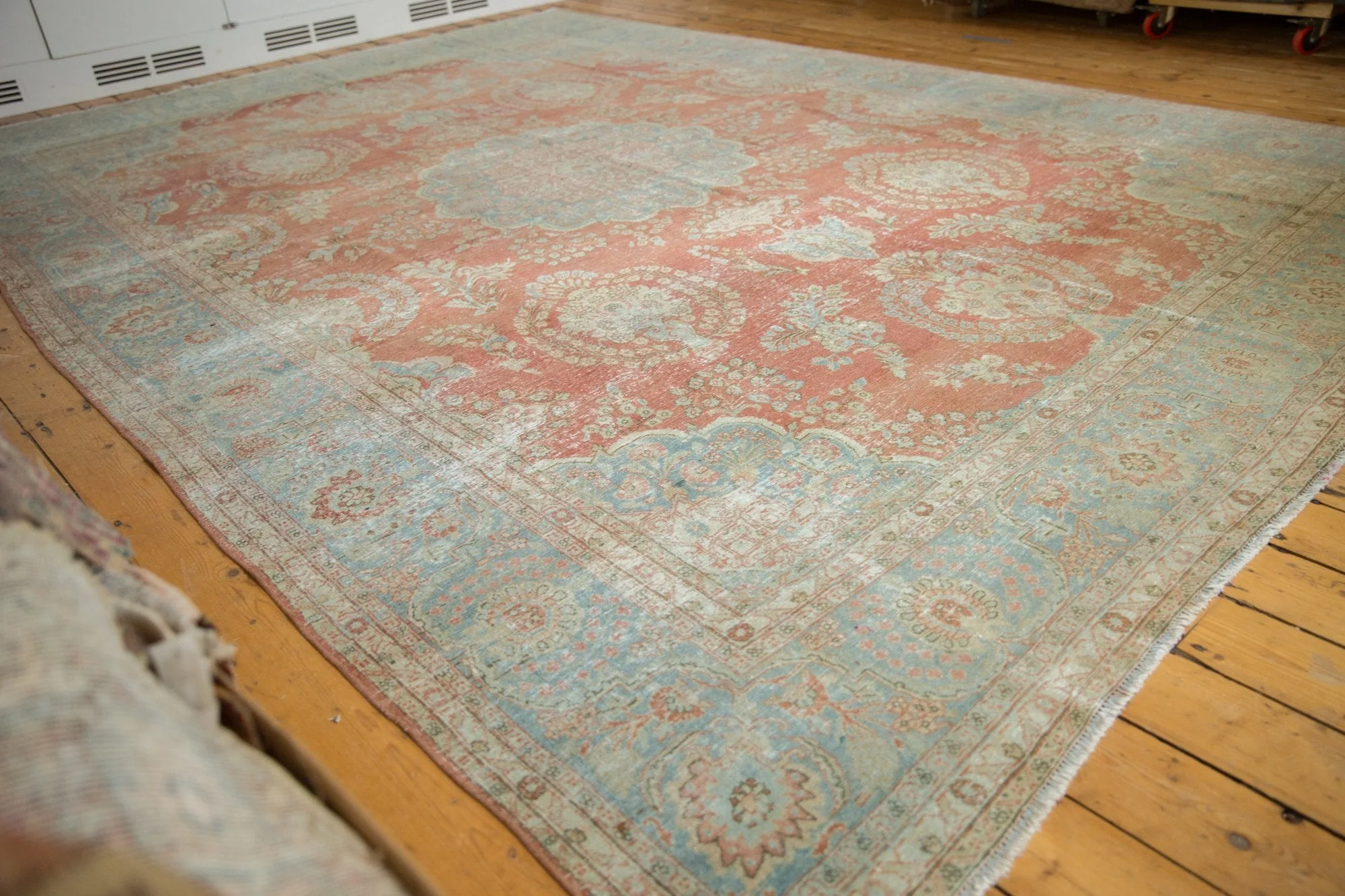9.5x13.5 Vintage Distressed Mahal Carpet - Image 3
