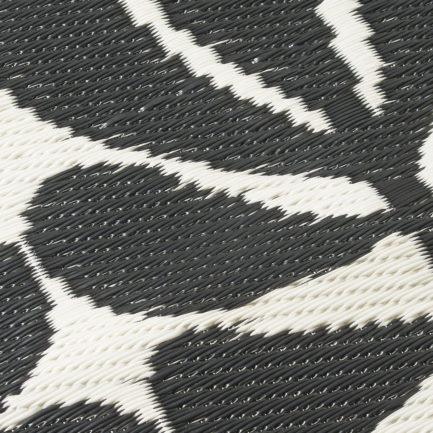 Serowe - Black & White Outdoor Rug for Patio - Image 5
