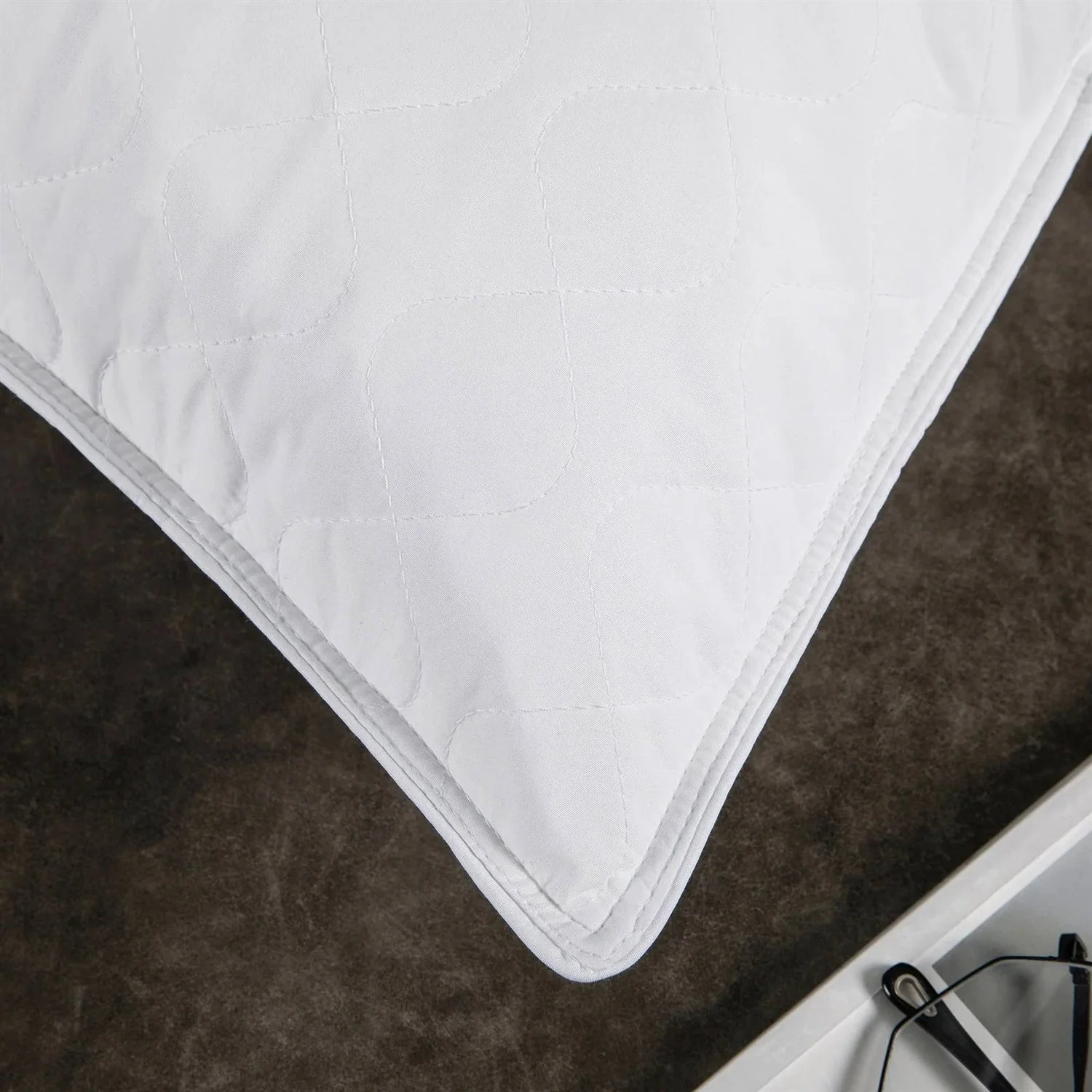 Set of 2 Machine Washable Down Feather Blend Pillow in King size - Image 4