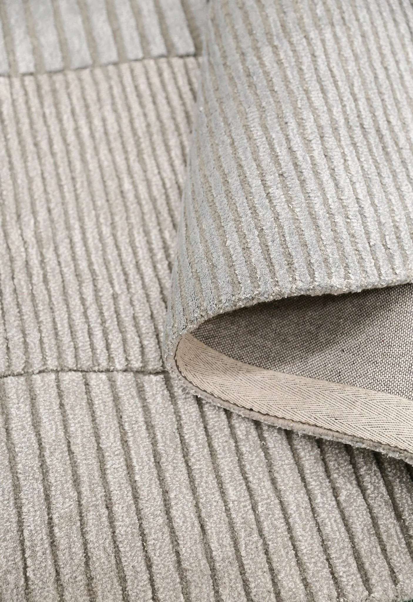 Stone Silver Modern Ripple Hand Tufted 5x7 Wool Area Rug - Image 3