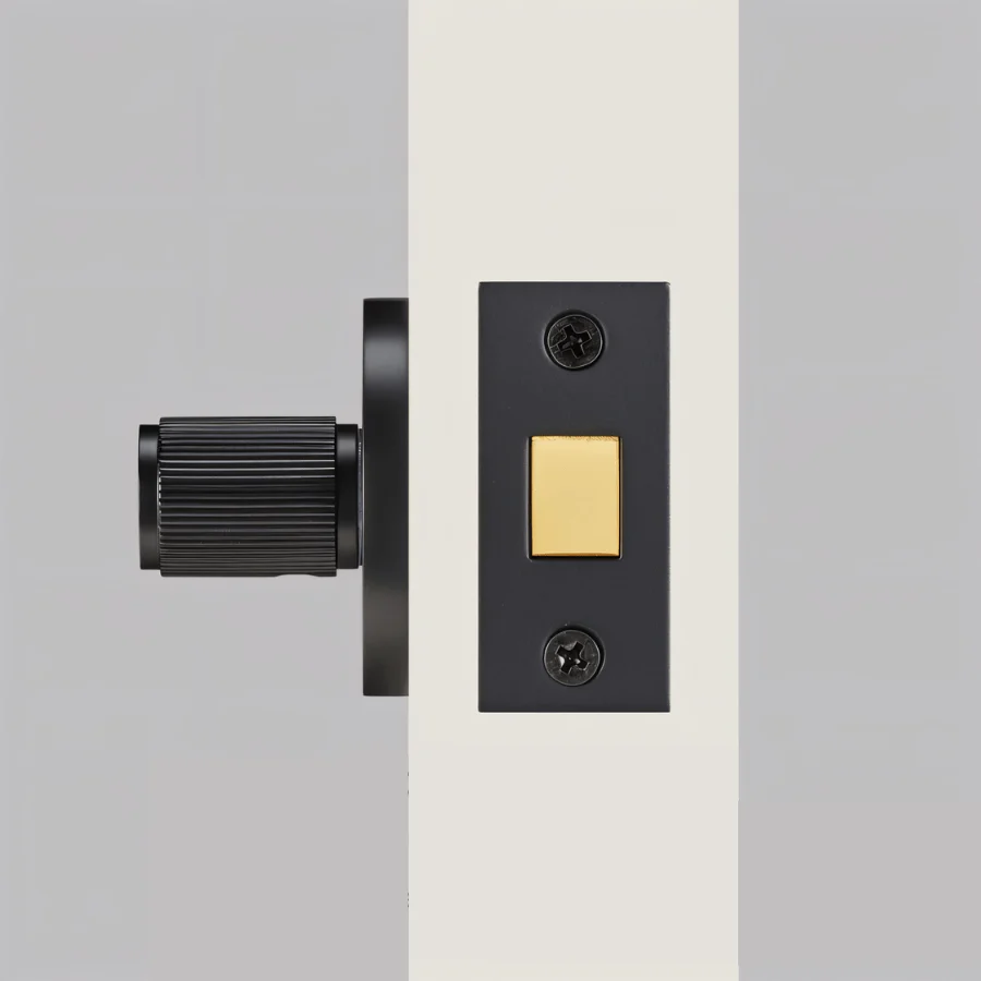 Stron Handle and Lock - Image 7