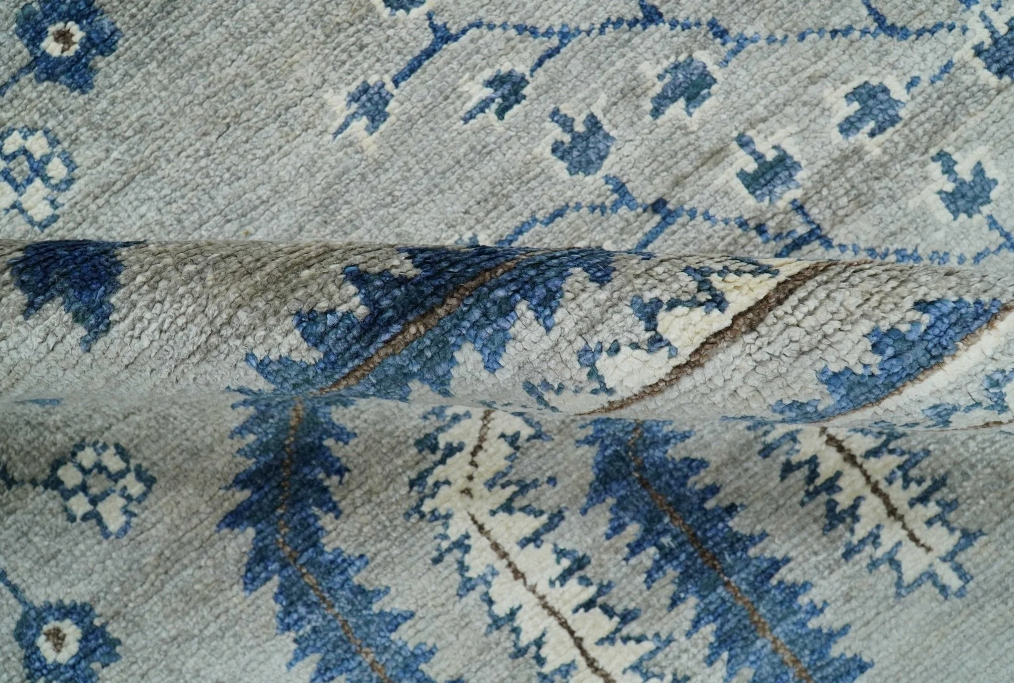 Traditional Oriental Gray And Blue Hand knotted Art Silk Area Rug - Image 8