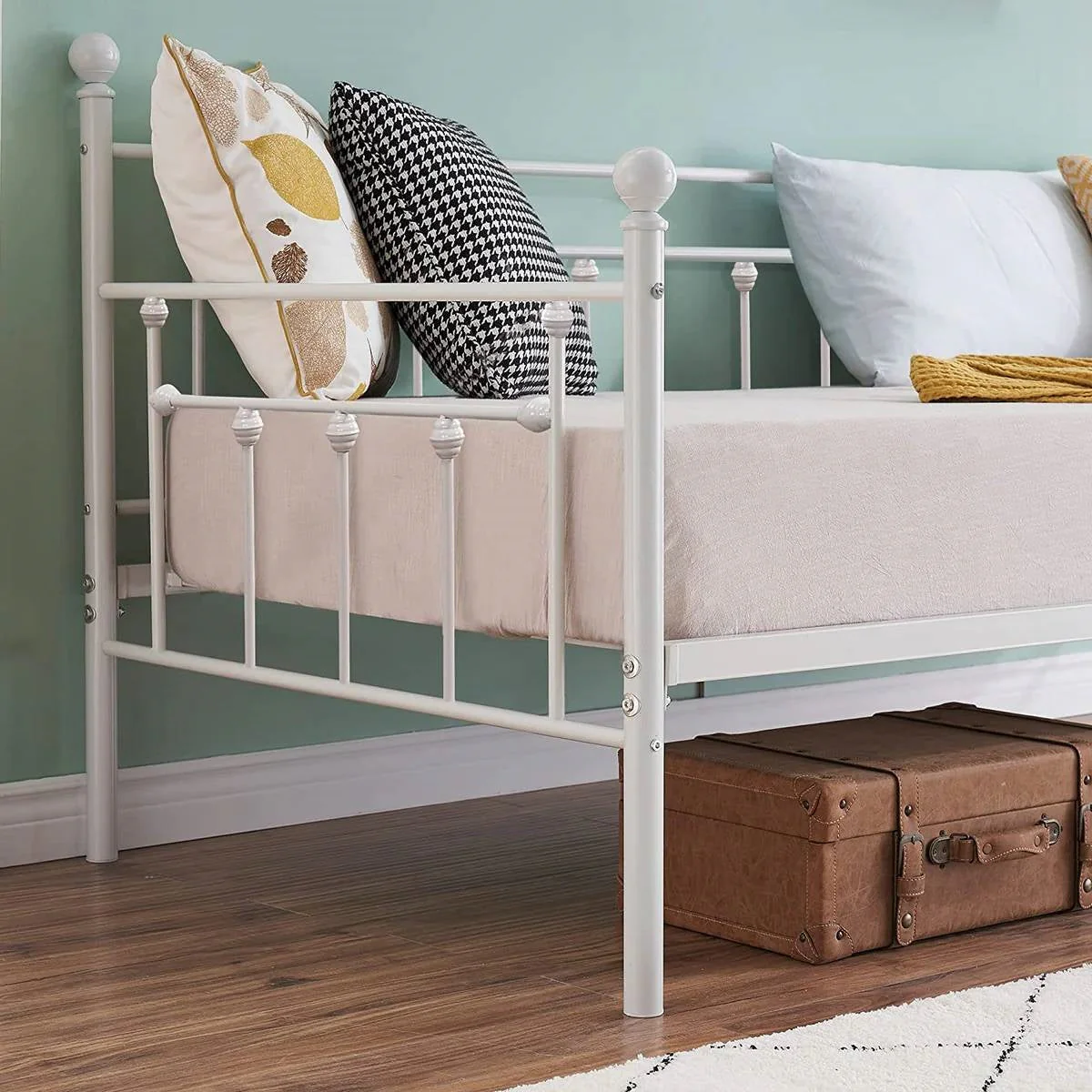 Twin size Farmhouse Daybed Frame in White Metal Finish - Image 2