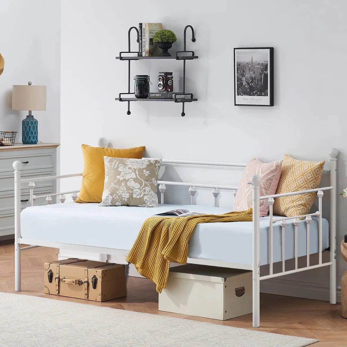 Twin size Farmhouse Daybed Frame in White Metal Finish - Image 4