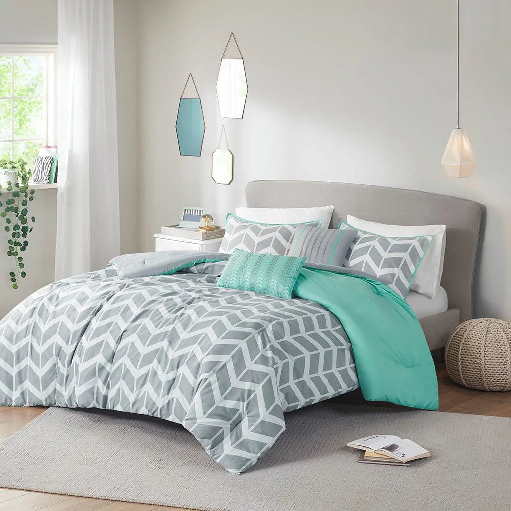 Twin/Twin XL Reversible Comforter Set in Grey White Aqua Teal Chevron Stripe - Image 4