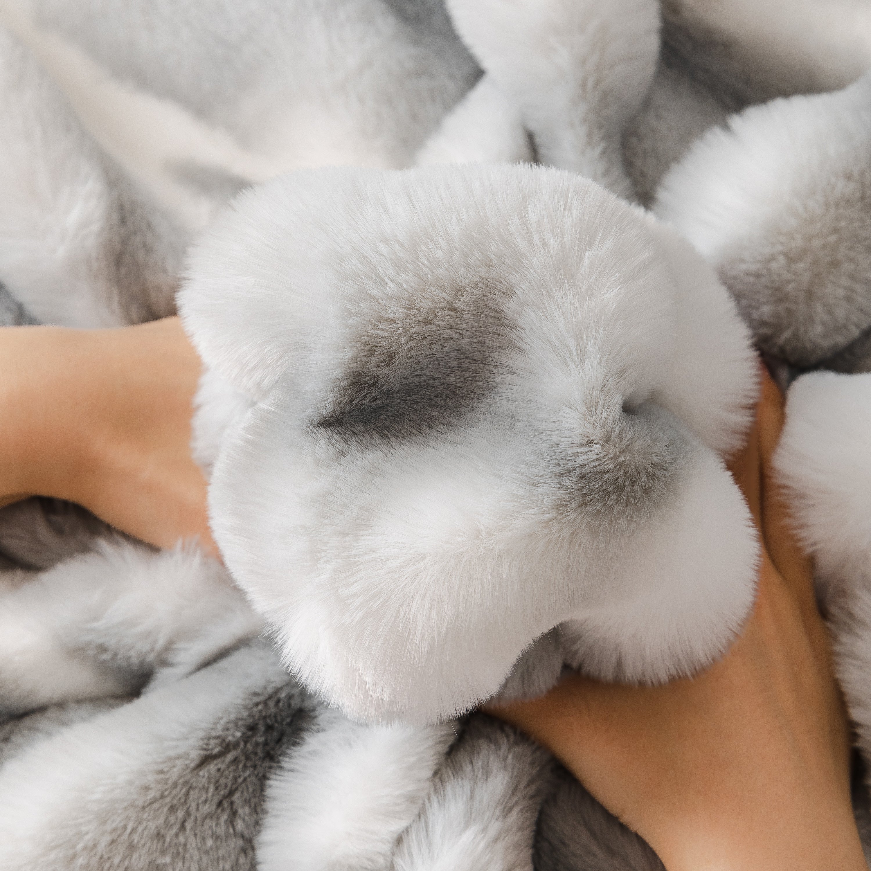 Ultra Soft Faux Fur Couch Cover – Large, Fluffy, and Elegant Sofa Throw Blanket - Image 4
