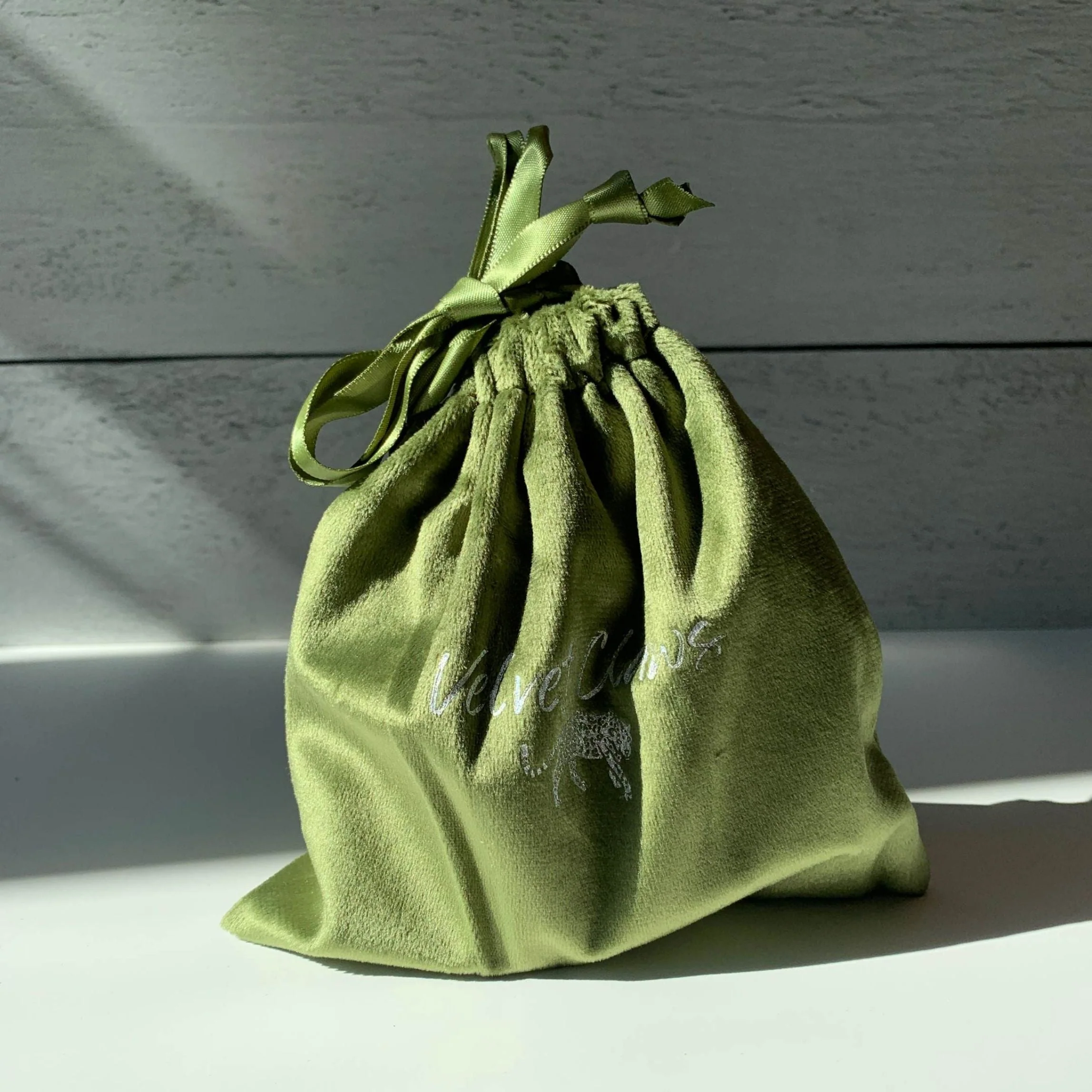 Velvet Claws Hair Clip | '80s Squiggle in Bubble Pink | Claw Clip in Velvet Travel Bag - Image 2