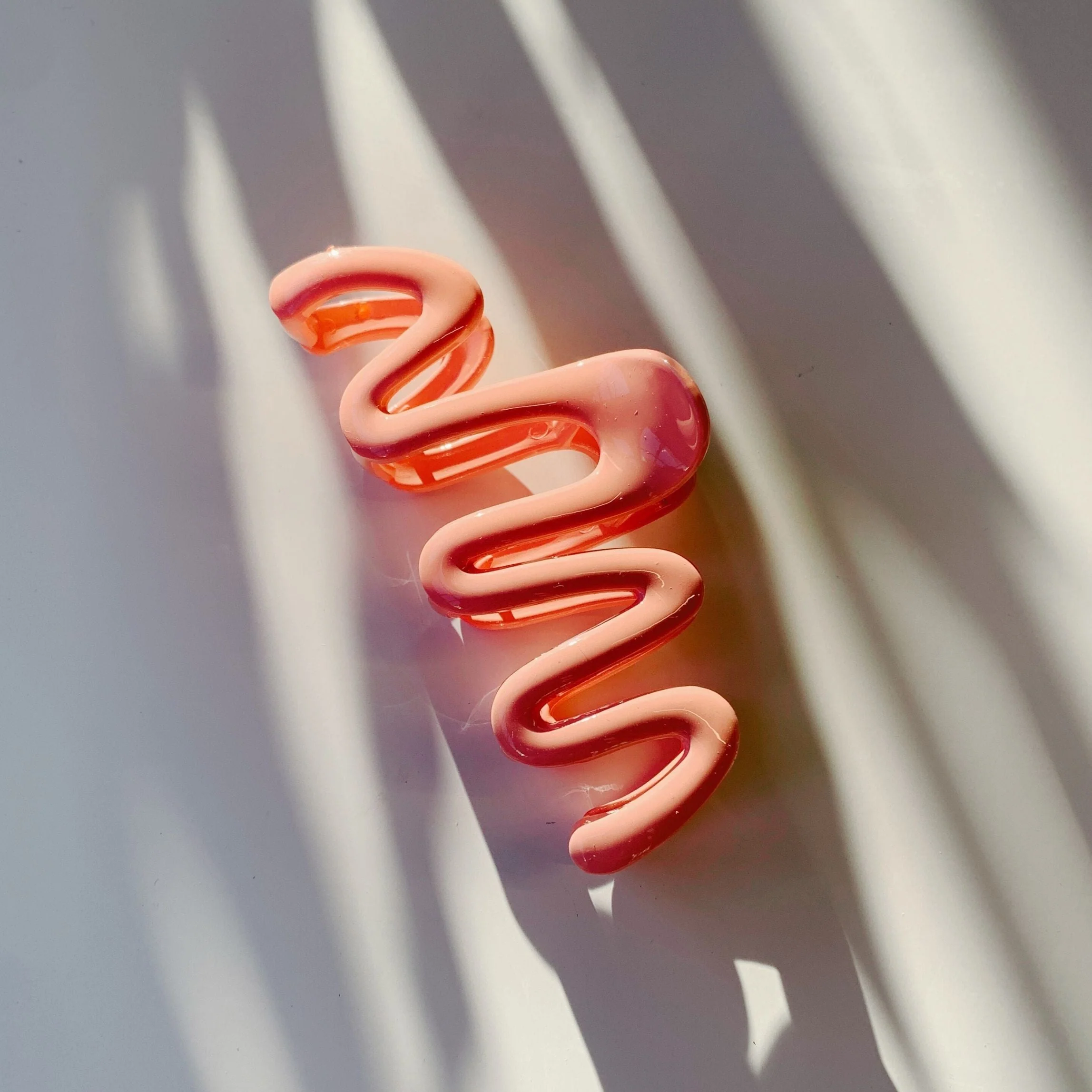 Velvet Claws Hair Clip | '80s Squiggle in Bubble Pink | Claw Clip in Velvet Travel Bag - Image 3