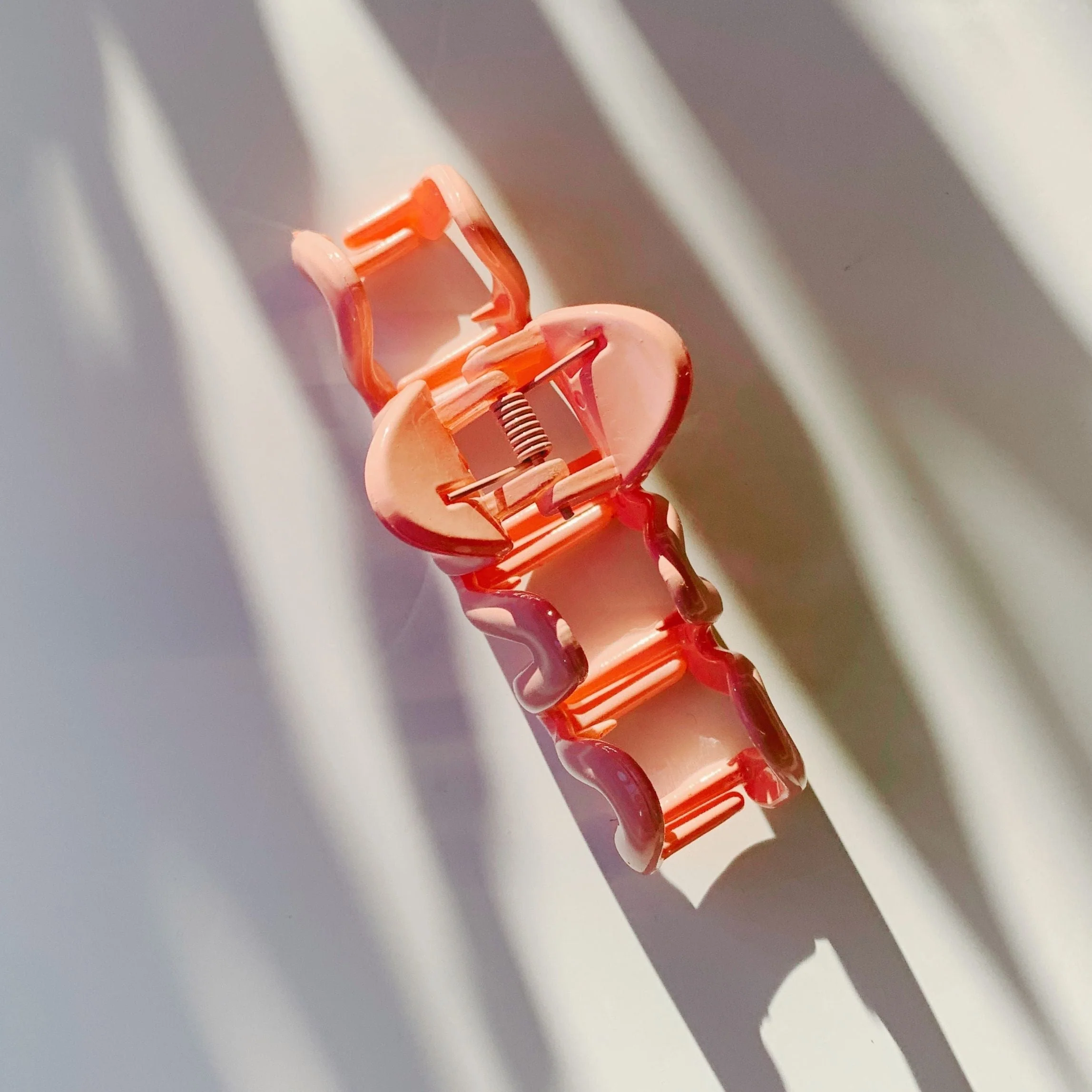Velvet Claws Hair Clip | '80s Squiggle in Bubble Pink | Claw Clip in Velvet Travel Bag - Image 4