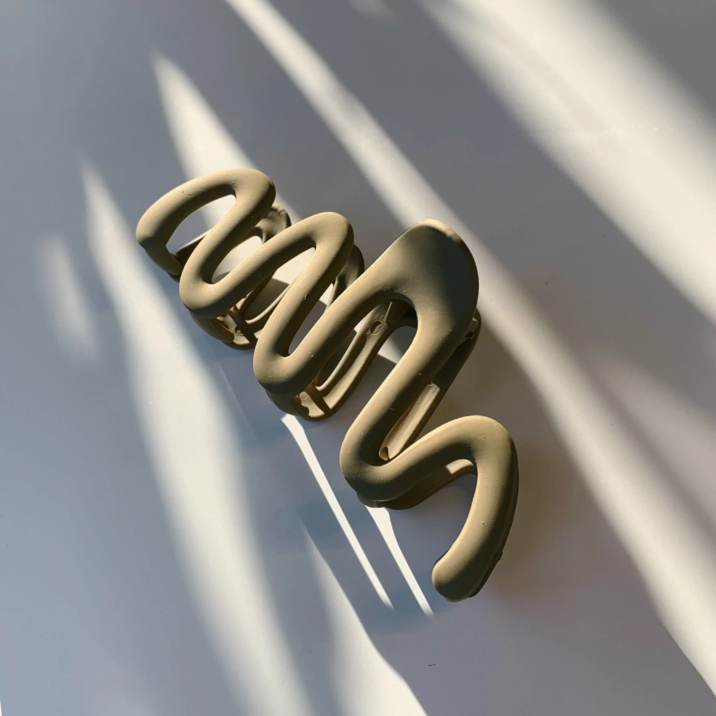 Velvet Claws Hair Clip | '80s Squiggle in Professional Khaki Hair Claw - Image 3