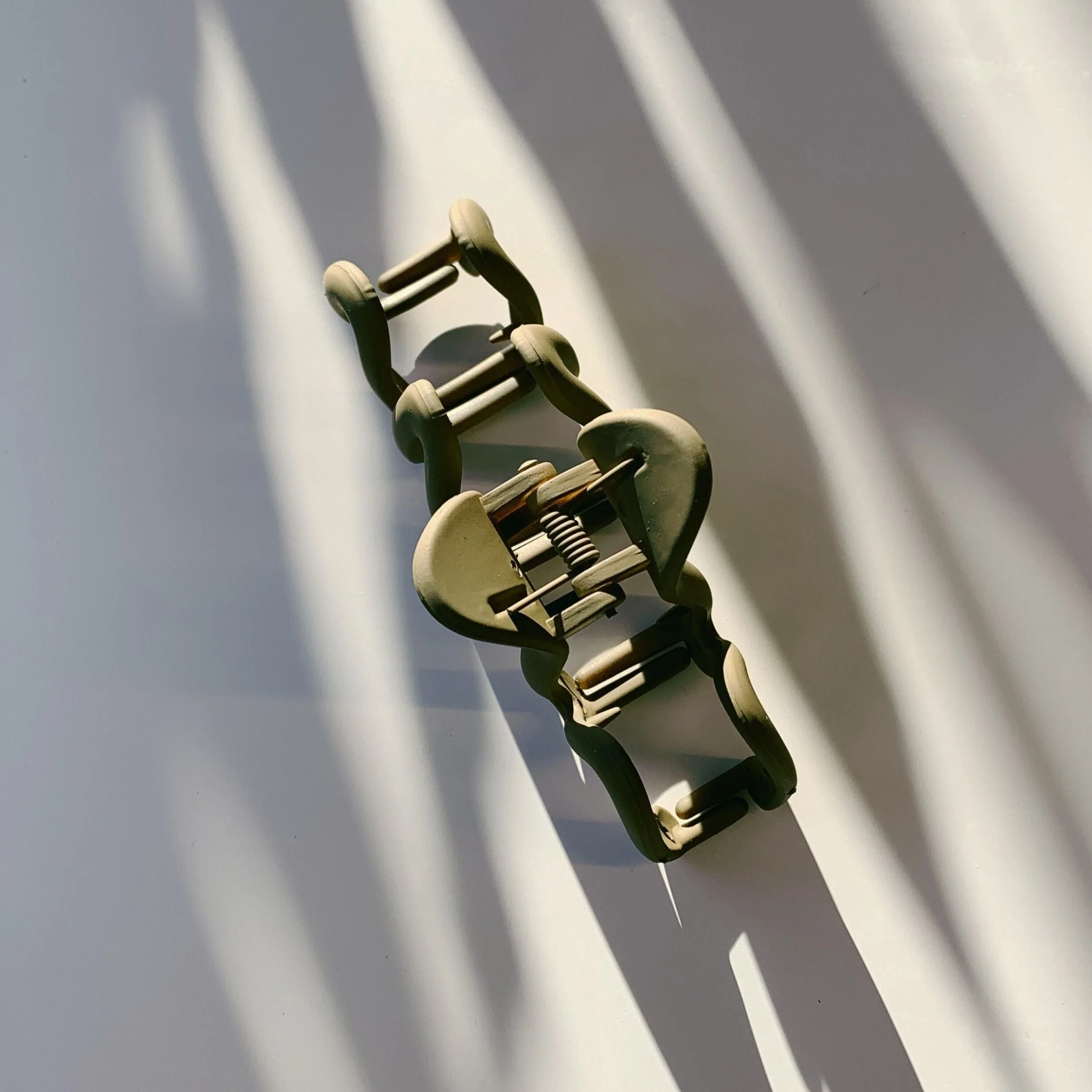 Velvet Claws Hair Clip | '80s Squiggle in Professional Khaki Hair Claw - Image 4