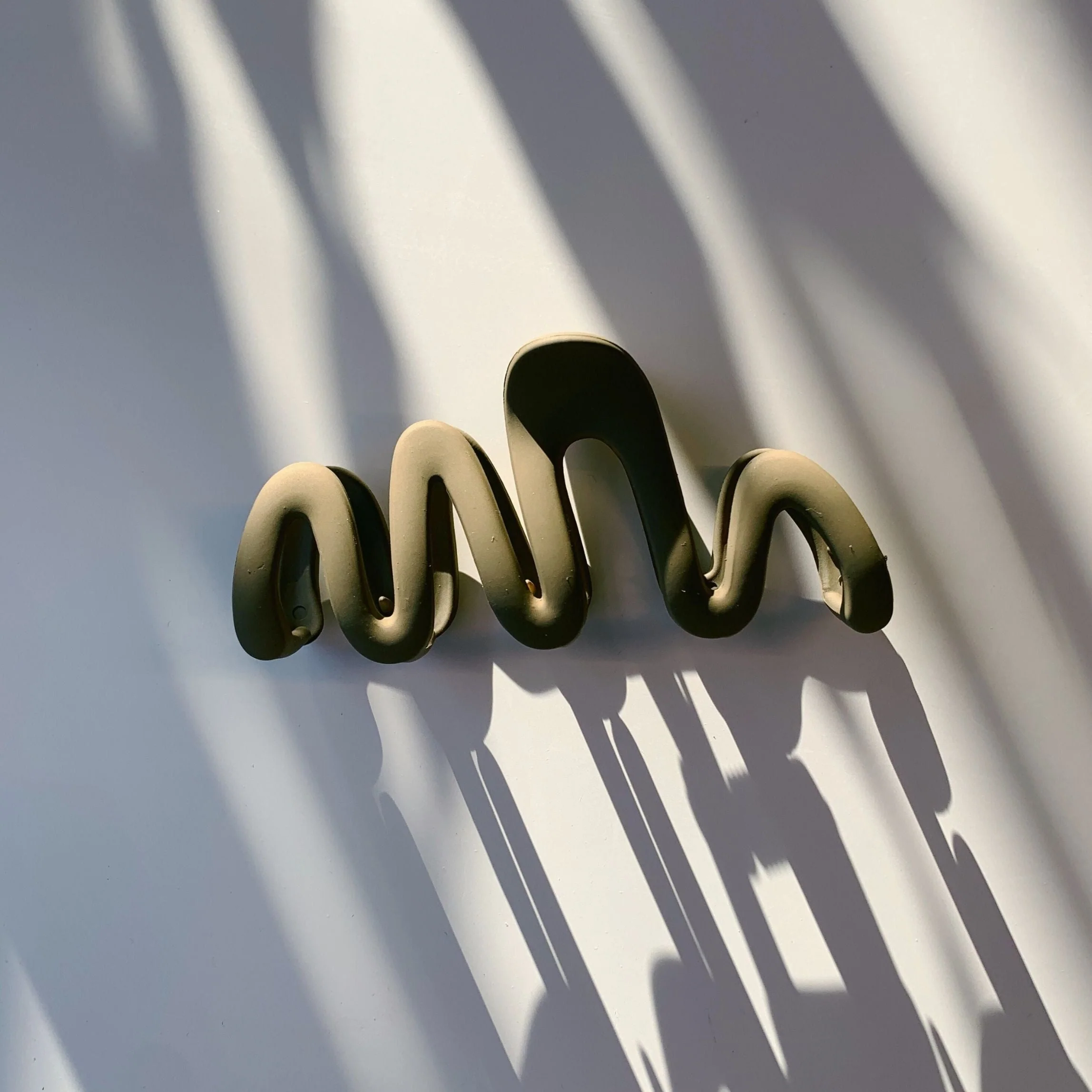 Velvet Claws Hair Clip | '80s Squiggle in Professional Khaki Hair Claw - Image 5