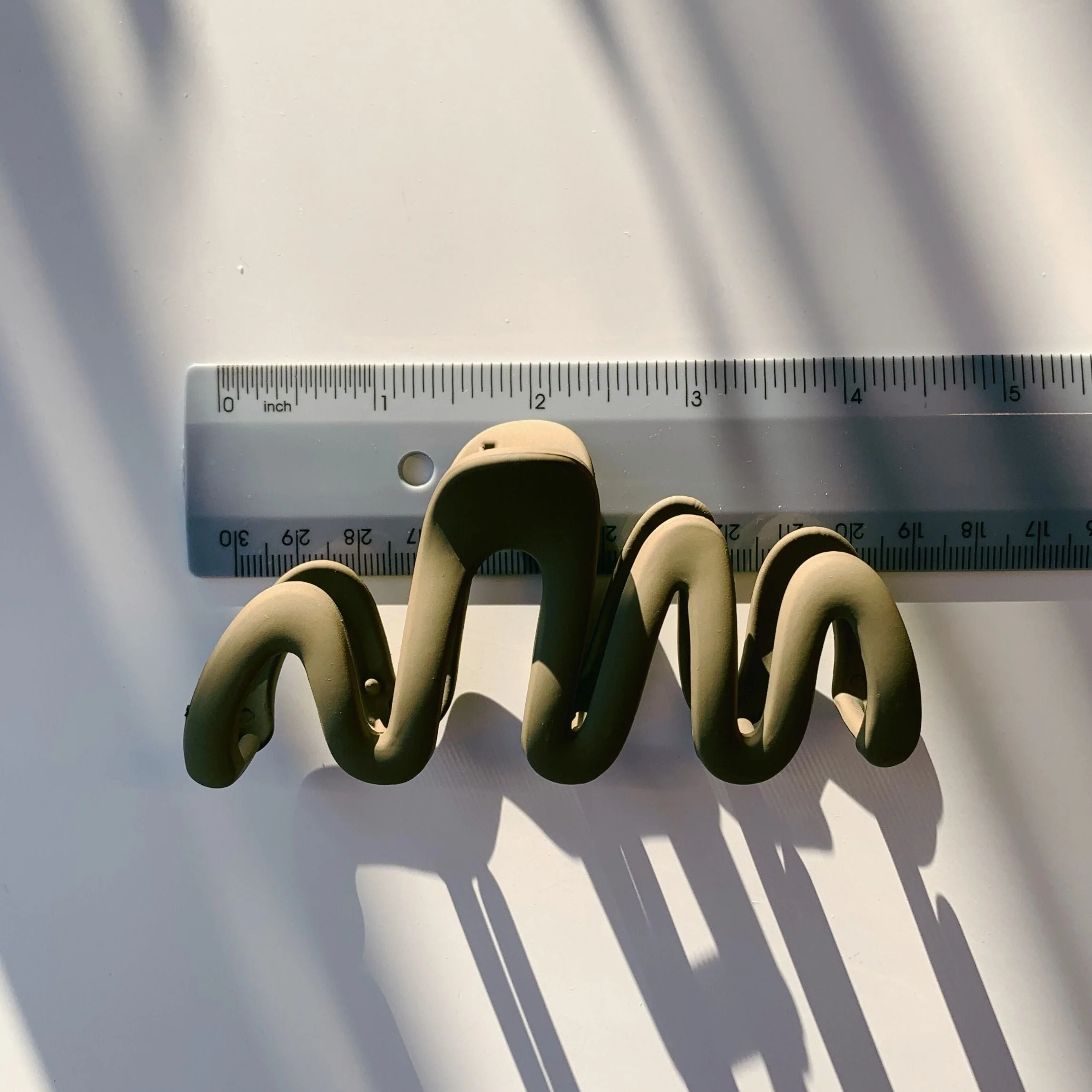 Velvet Claws Hair Clip | '80s Squiggle in Professional Khaki Hair Claw - Image 7