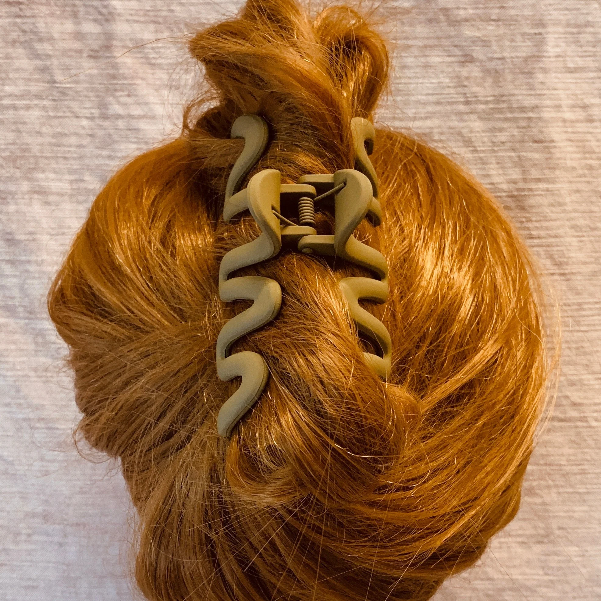 Velvet Claws Hair Clip | '80s Squiggle in Professional Khaki Hair Claw - Image 9