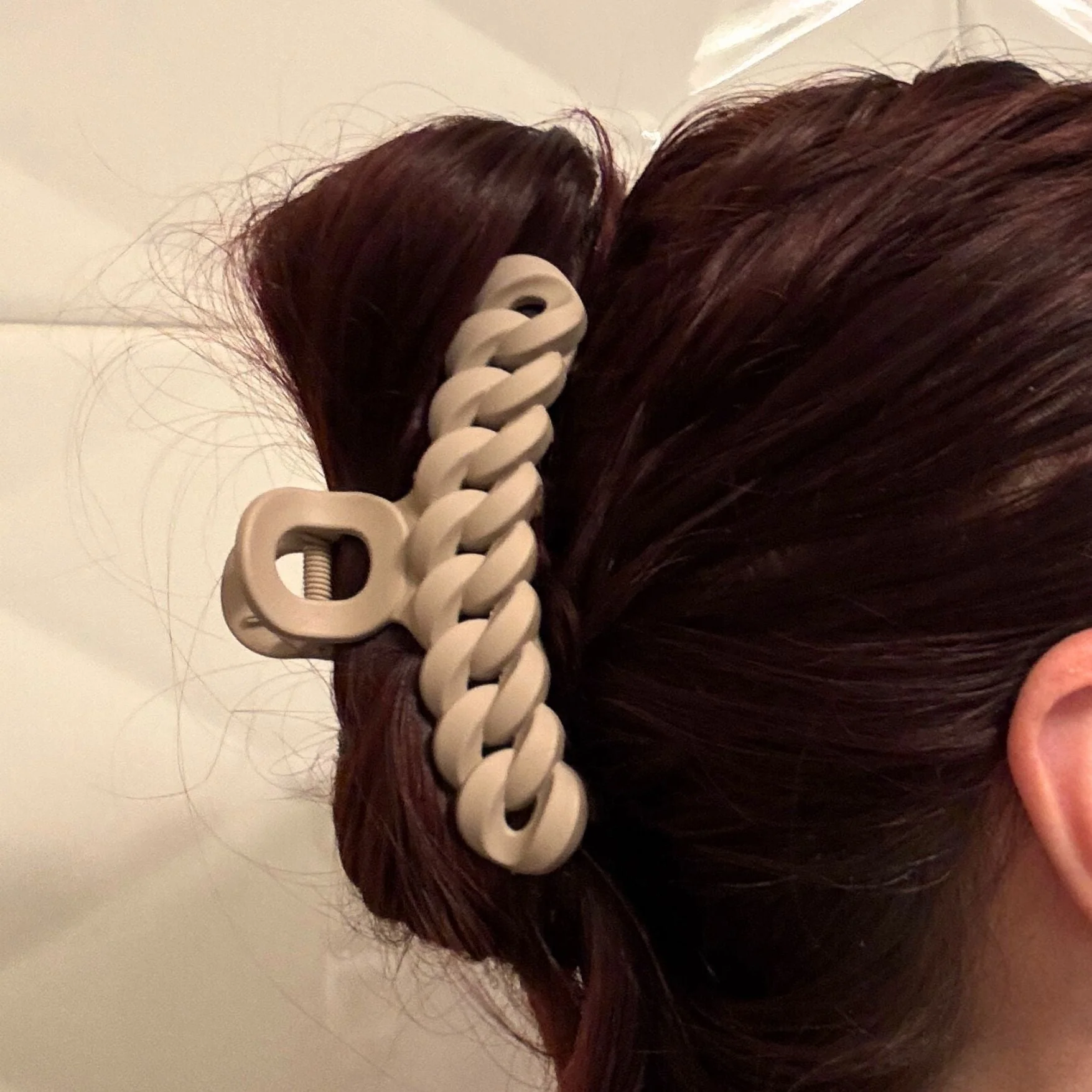 Velvet Claws Hair Clip | The Chain in Sweet Milk Hair Claw - Image 2