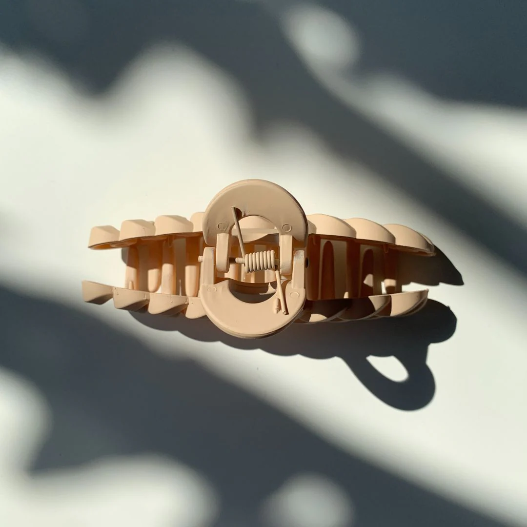 Velvet Claws Hair Clip | The Chain in Sweet Milk Hair Claw - Image 5