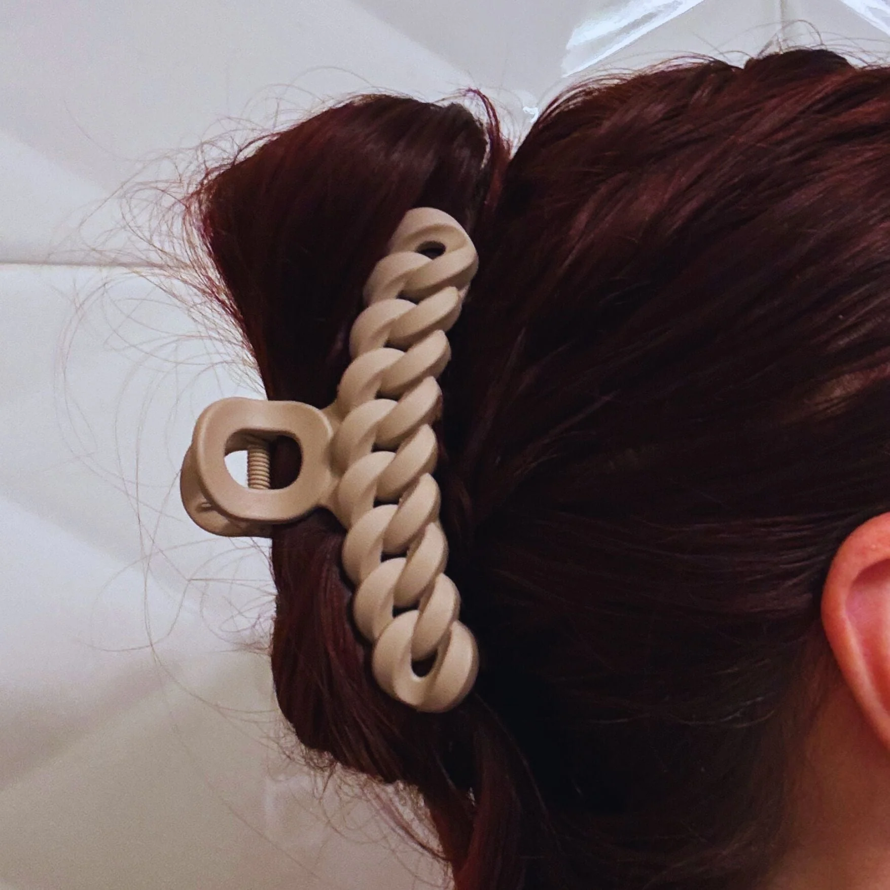 Velvet Claws Hair Clip | The Chain in Toasted Marshmallow Hair Claw - Image 2
