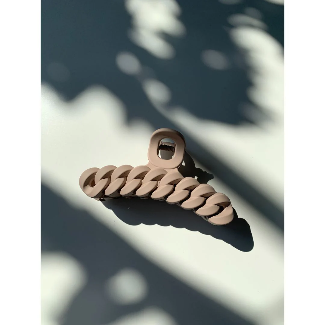 Velvet Claws Hair Clip | The Chain in Toasted Marshmallow Hair Claw - Image 3