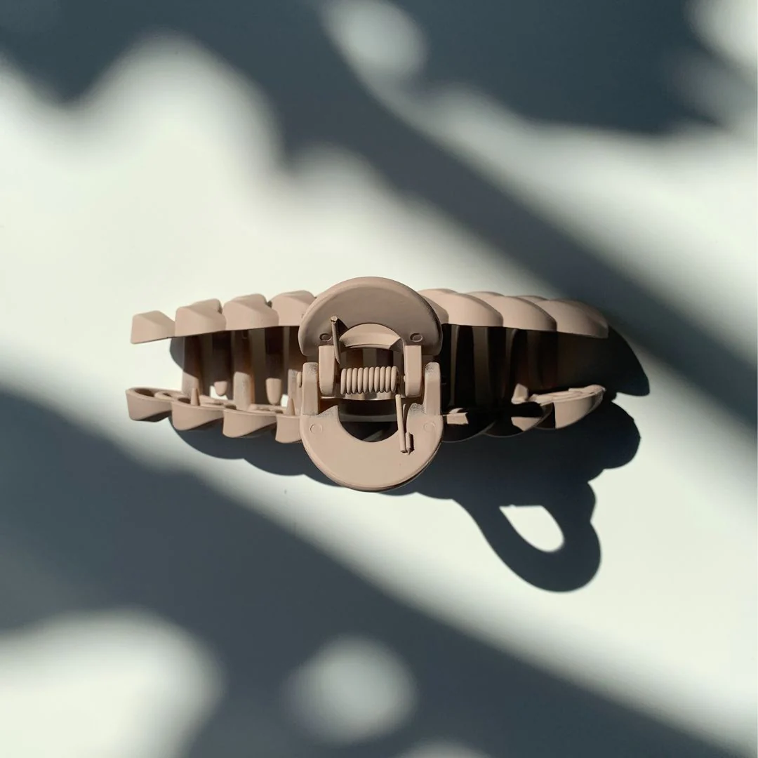 Velvet Claws Hair Clip | The Chain in Toasted Marshmallow Hair Claw - Image 4