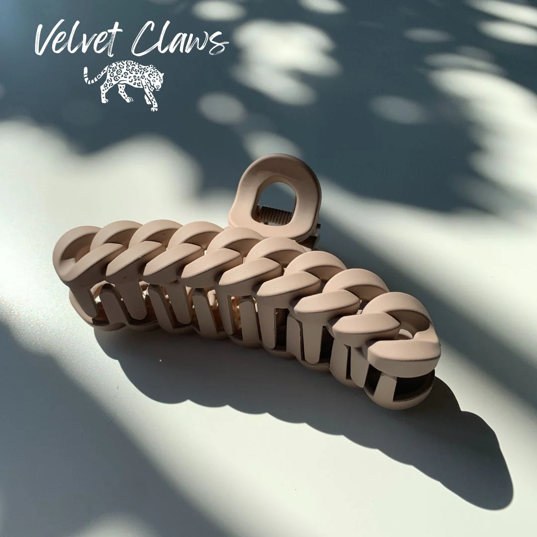 Velvet Claws Hair Clip | The Chain in Toasted Marshmallow Hair Claw - Image 5