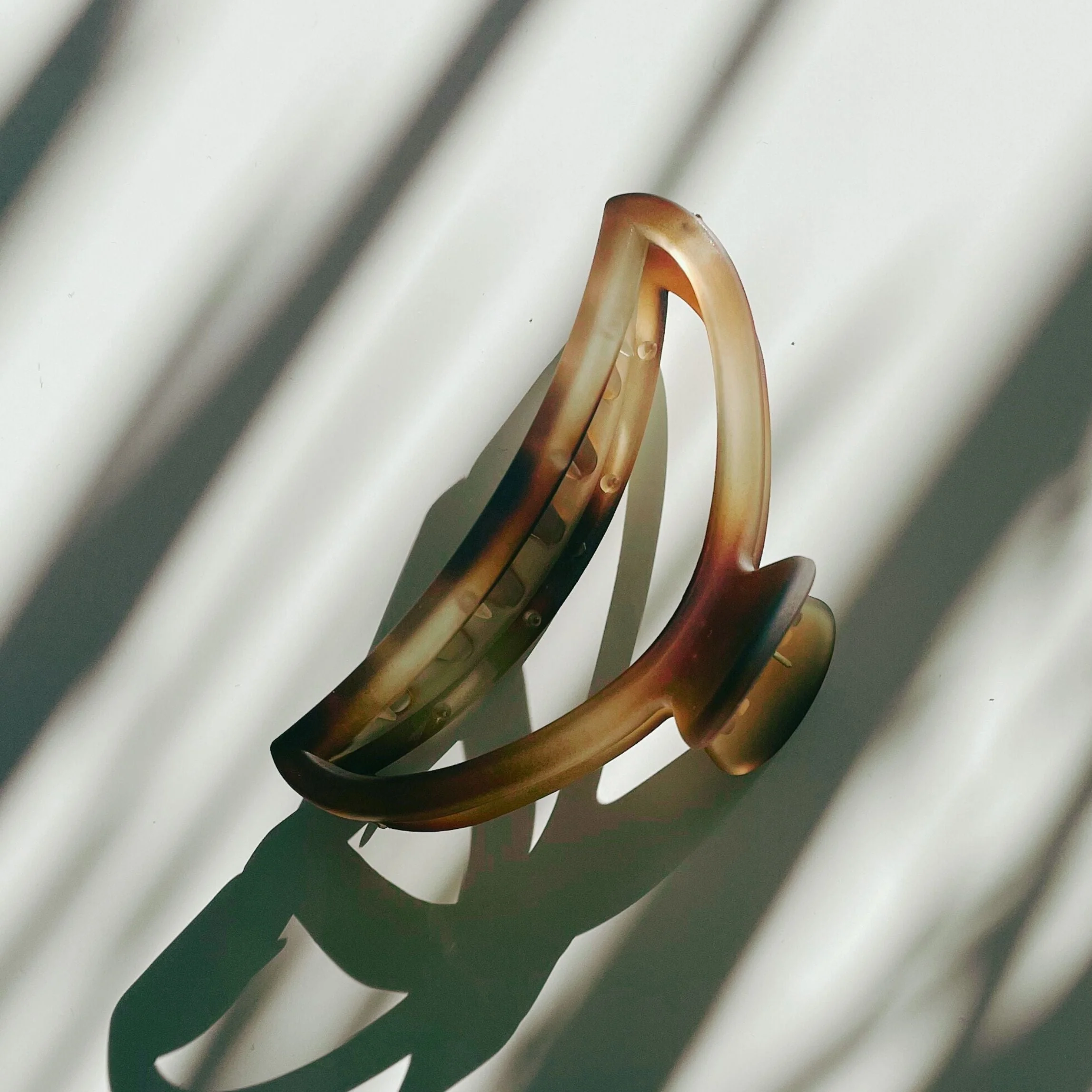 Velvet Claws Hollow Crescent in Marble Auburn Hair Claw - Image 2
