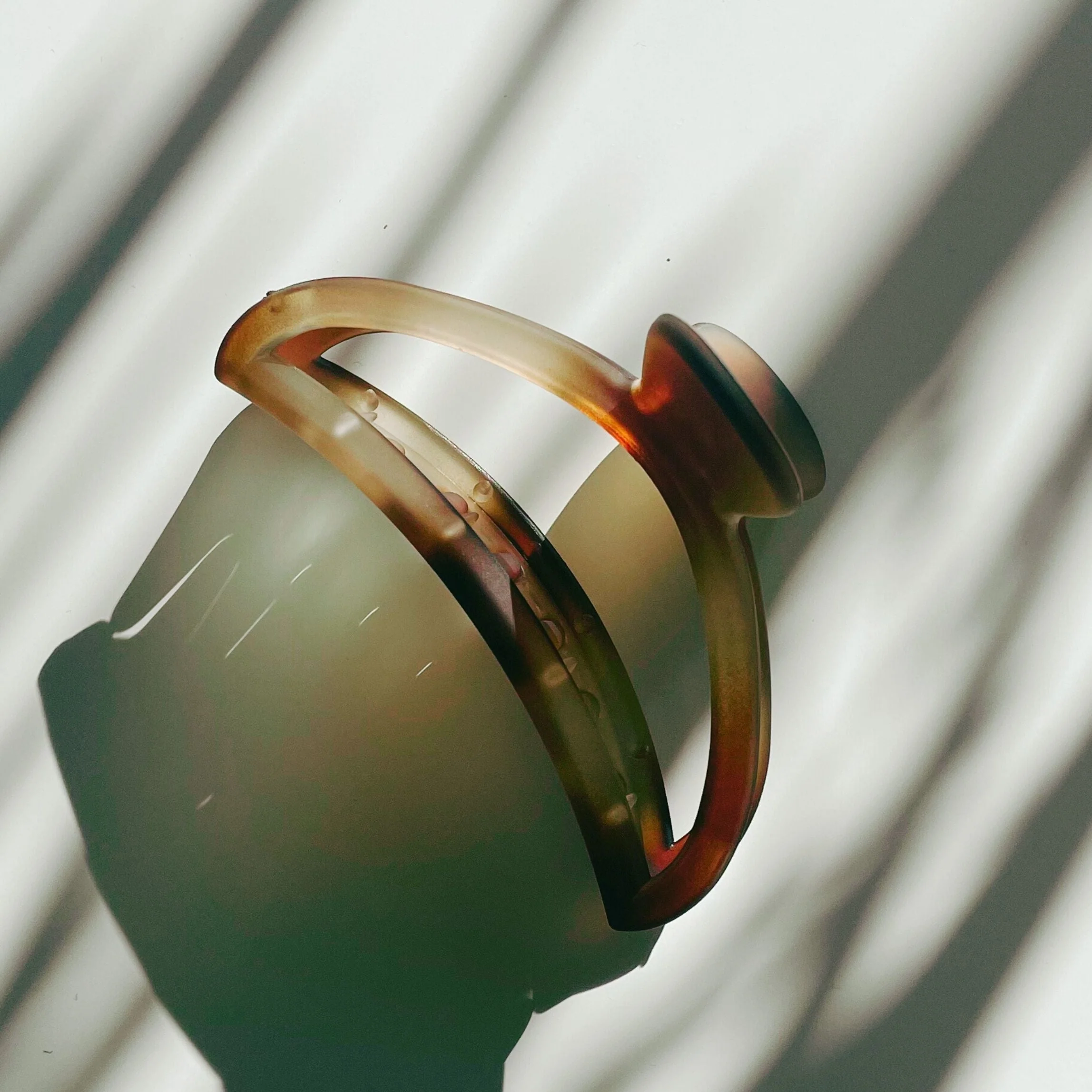 Velvet Claws Hollow Crescent in Marble Auburn Hair Claw - Image 5