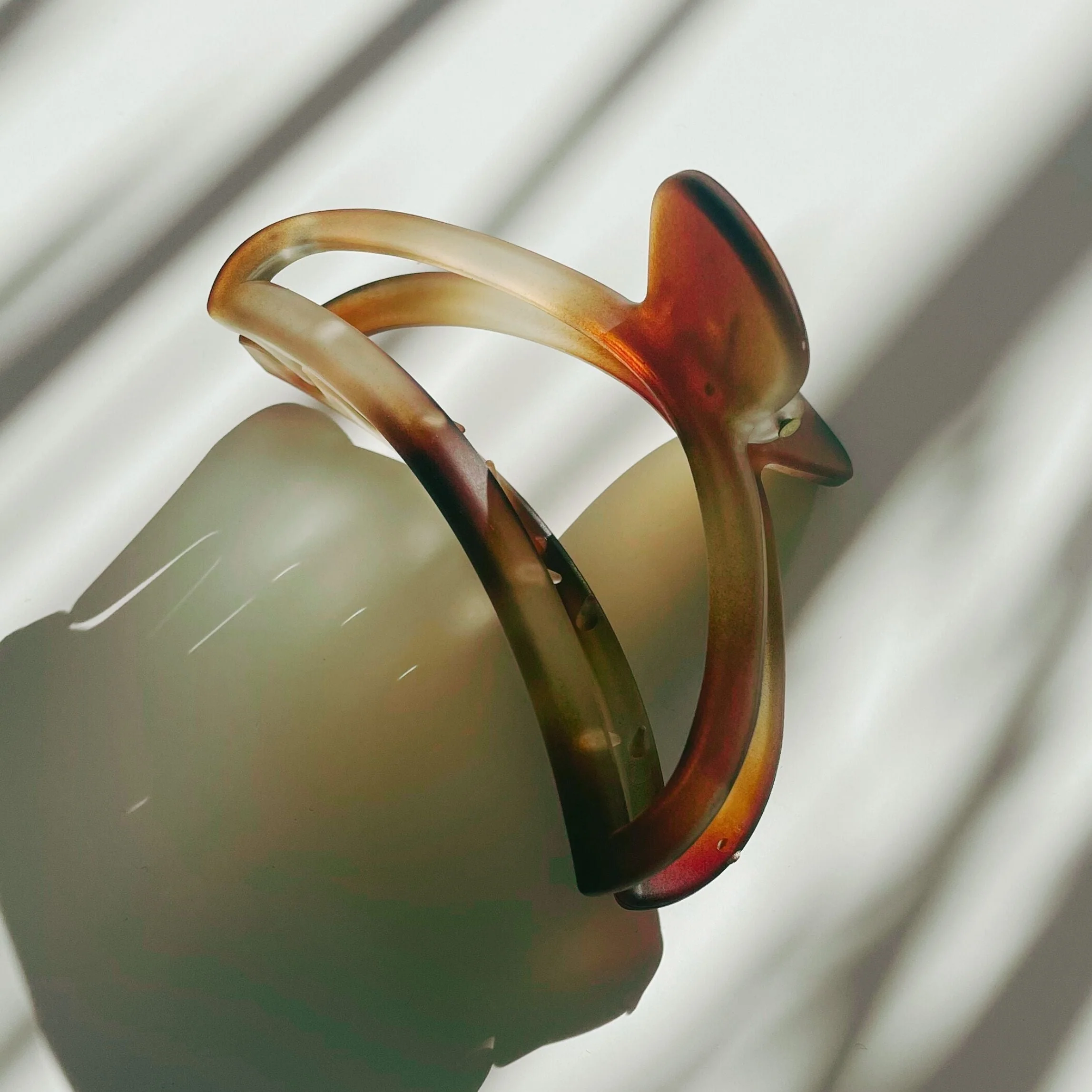 Velvet Claws Hollow Crescent in Marble Auburn Hair Claw - Image 6