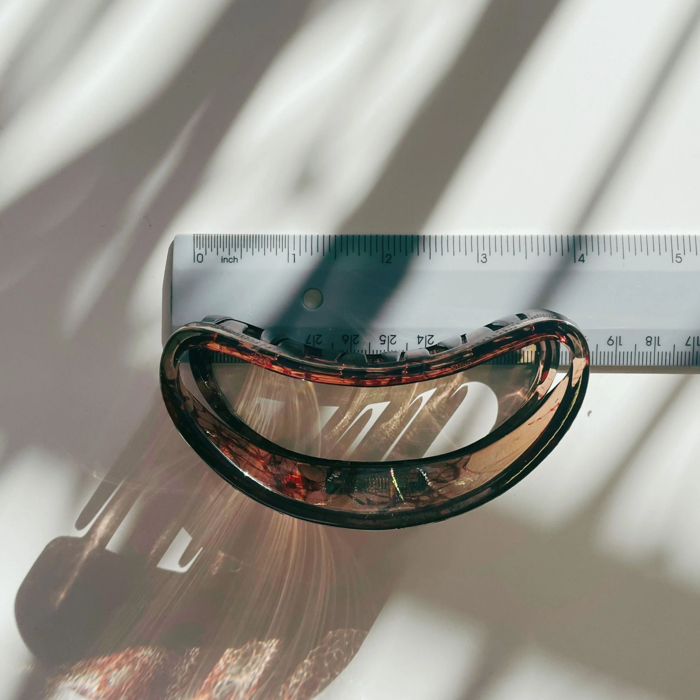 Velvet Claws Hollow Crescent in Marble Wine Hair Claw - Image 5