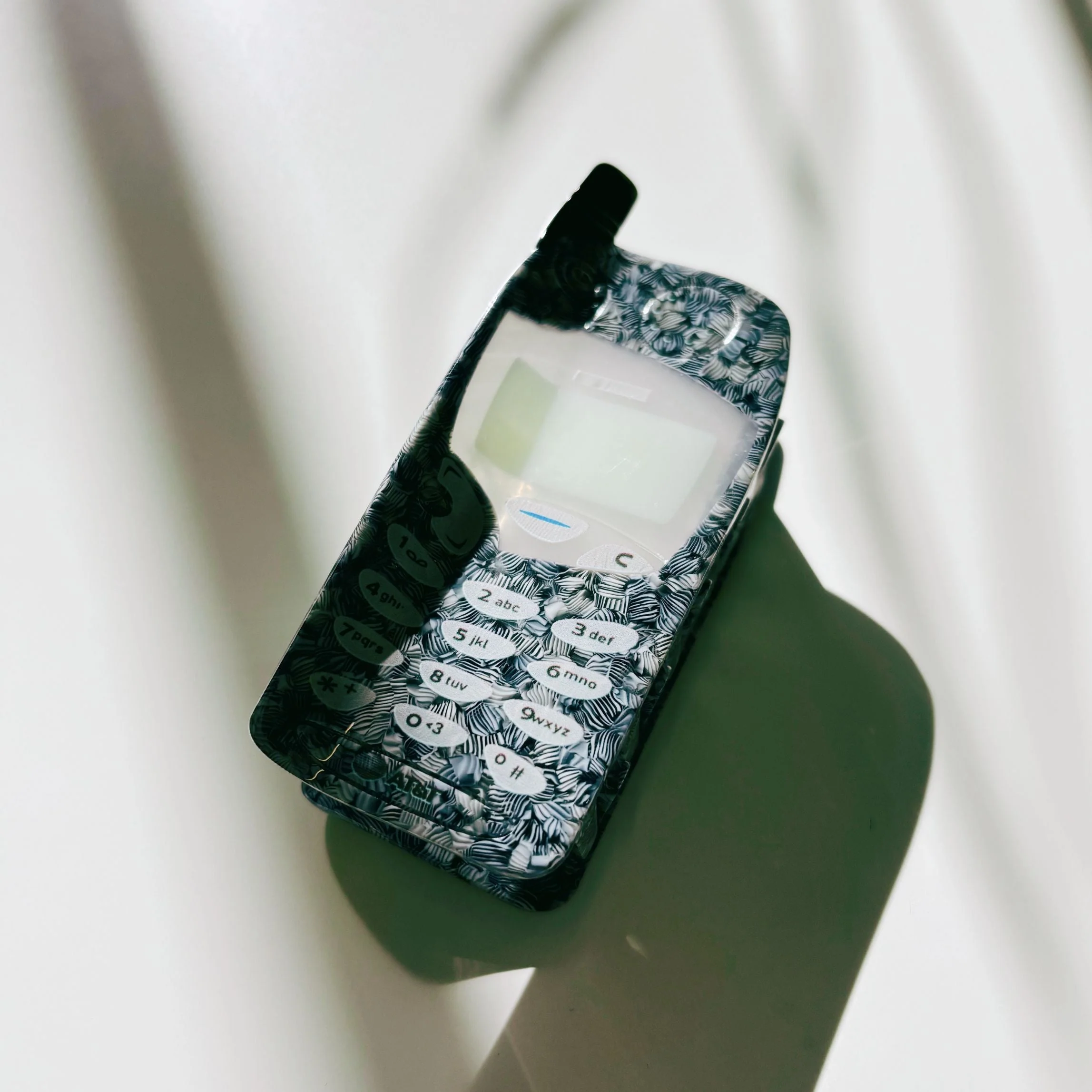 Velvet Claws Millennial Cellphone Hair Clip - Image 3