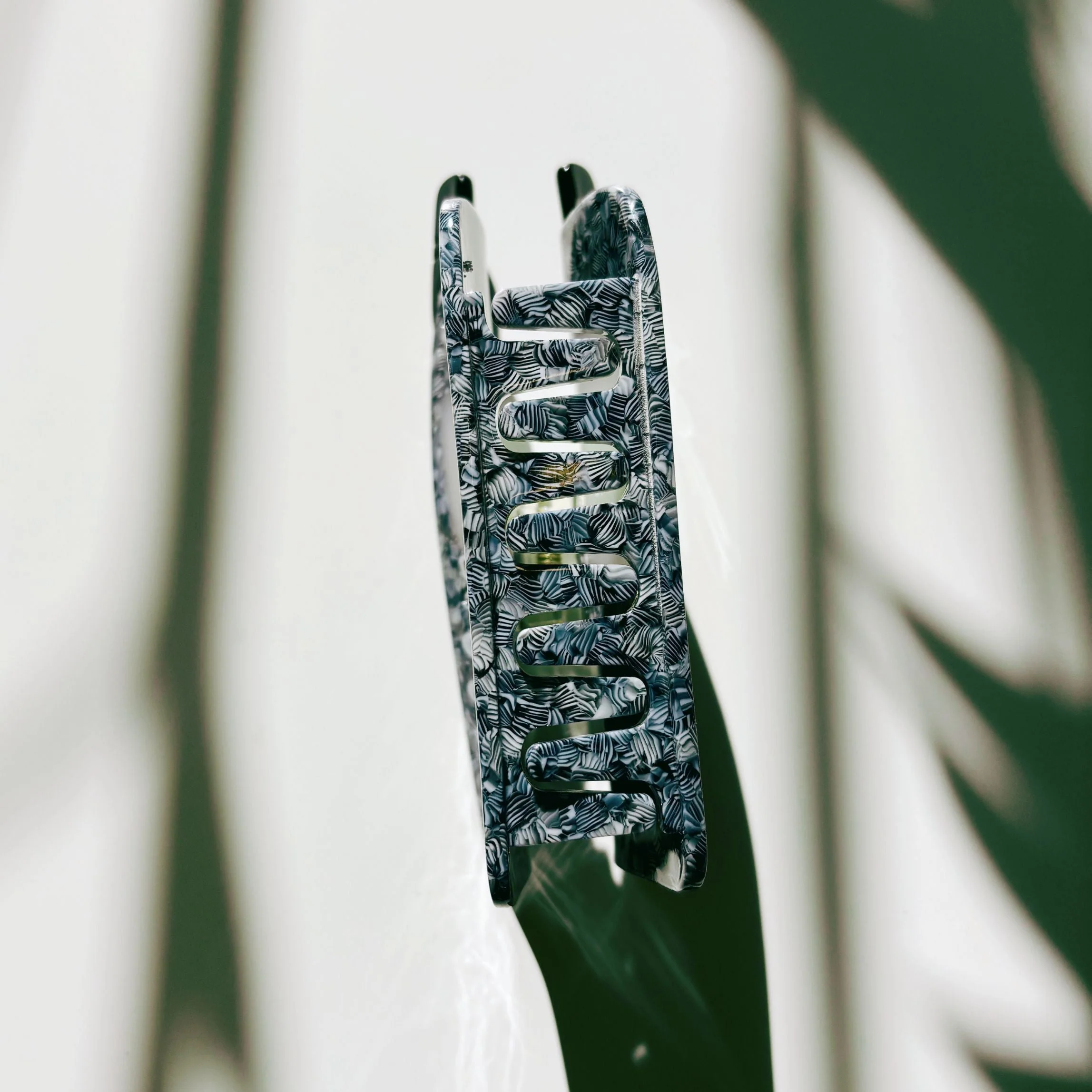 Velvet Claws Millennial Cellphone Hair Clip - Image 4