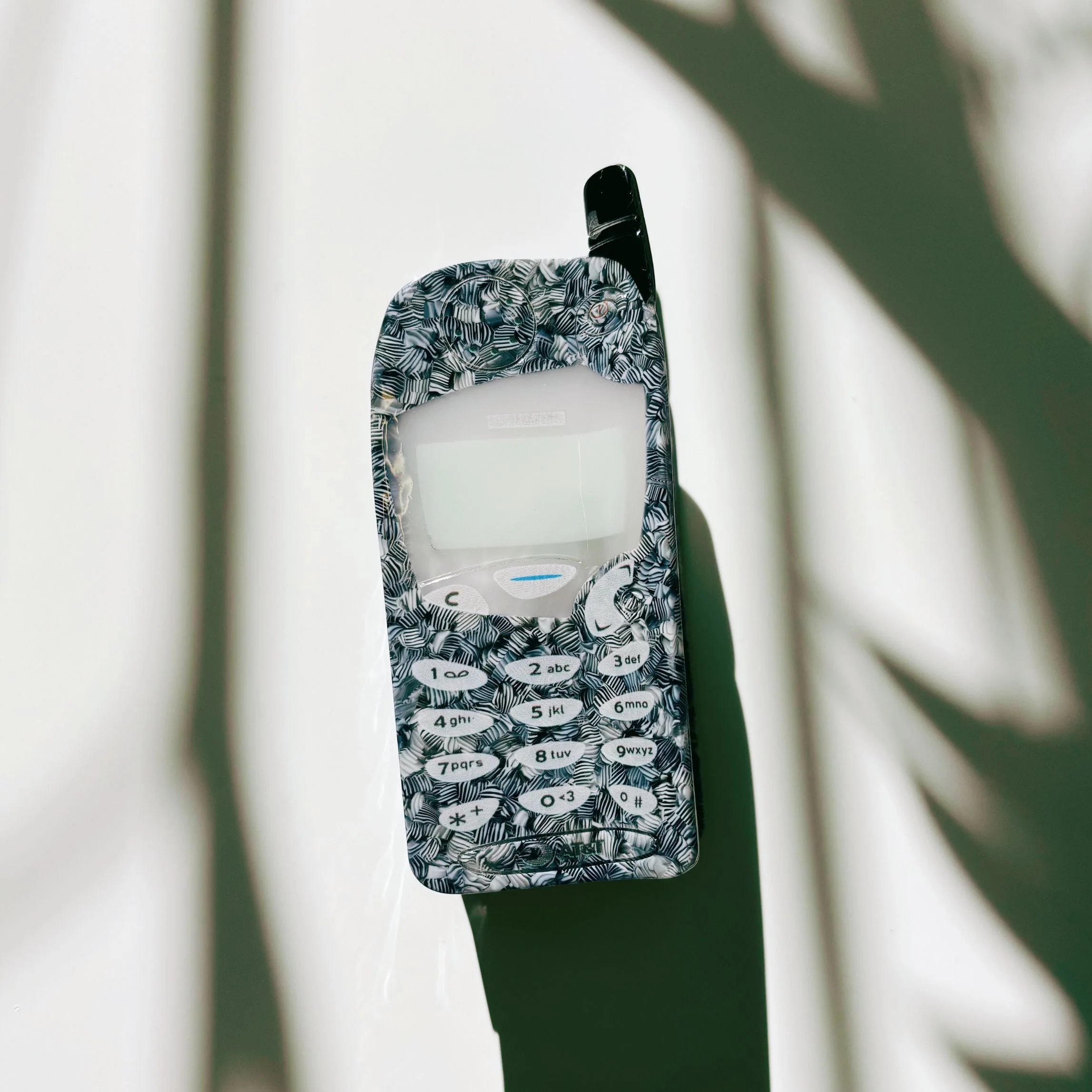 Velvet Claws Millennial Cellphone Hair Clip - Image 6