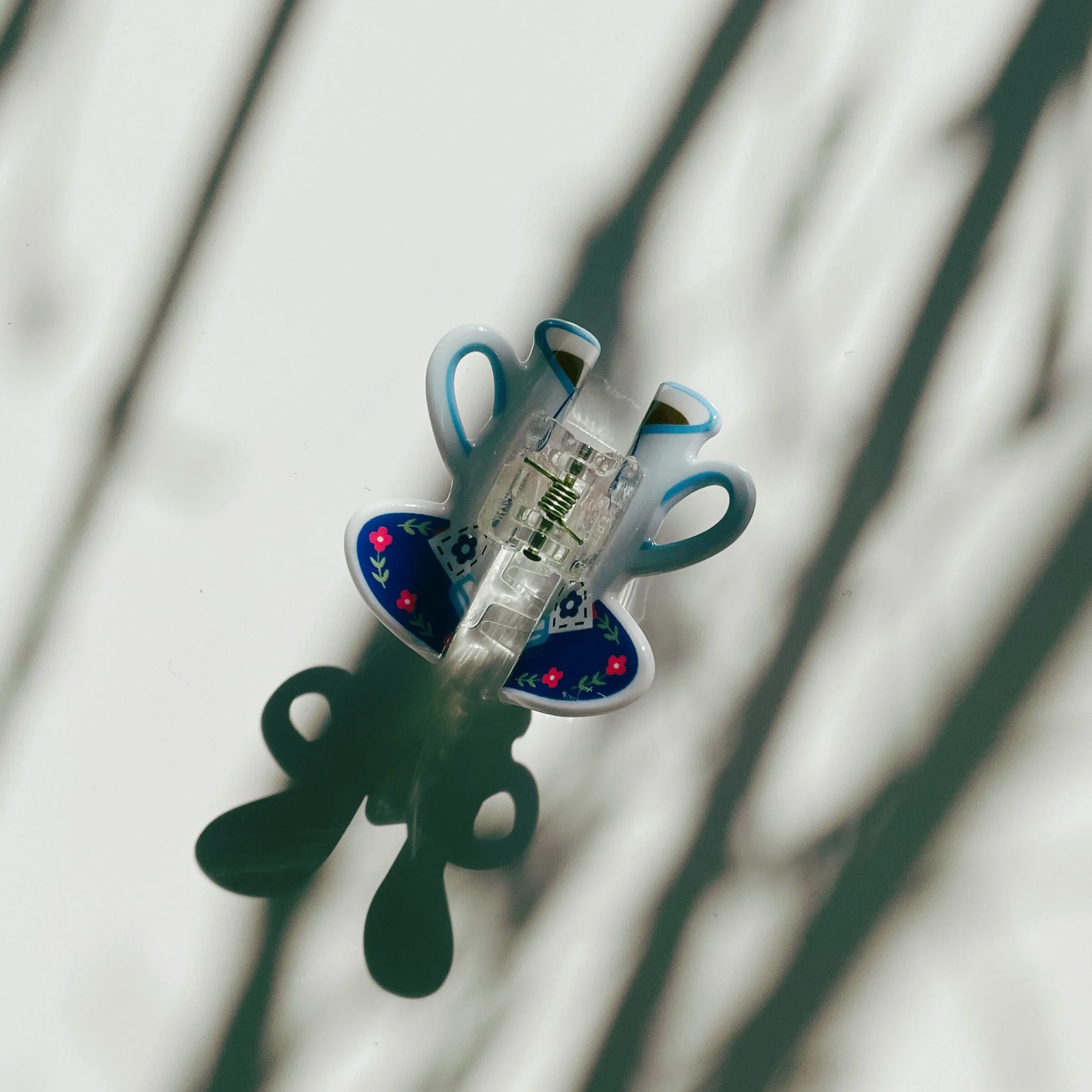 Velvet Claws Mini Blue Tea Cup with Pink Flowers Hair Claw - Image 3