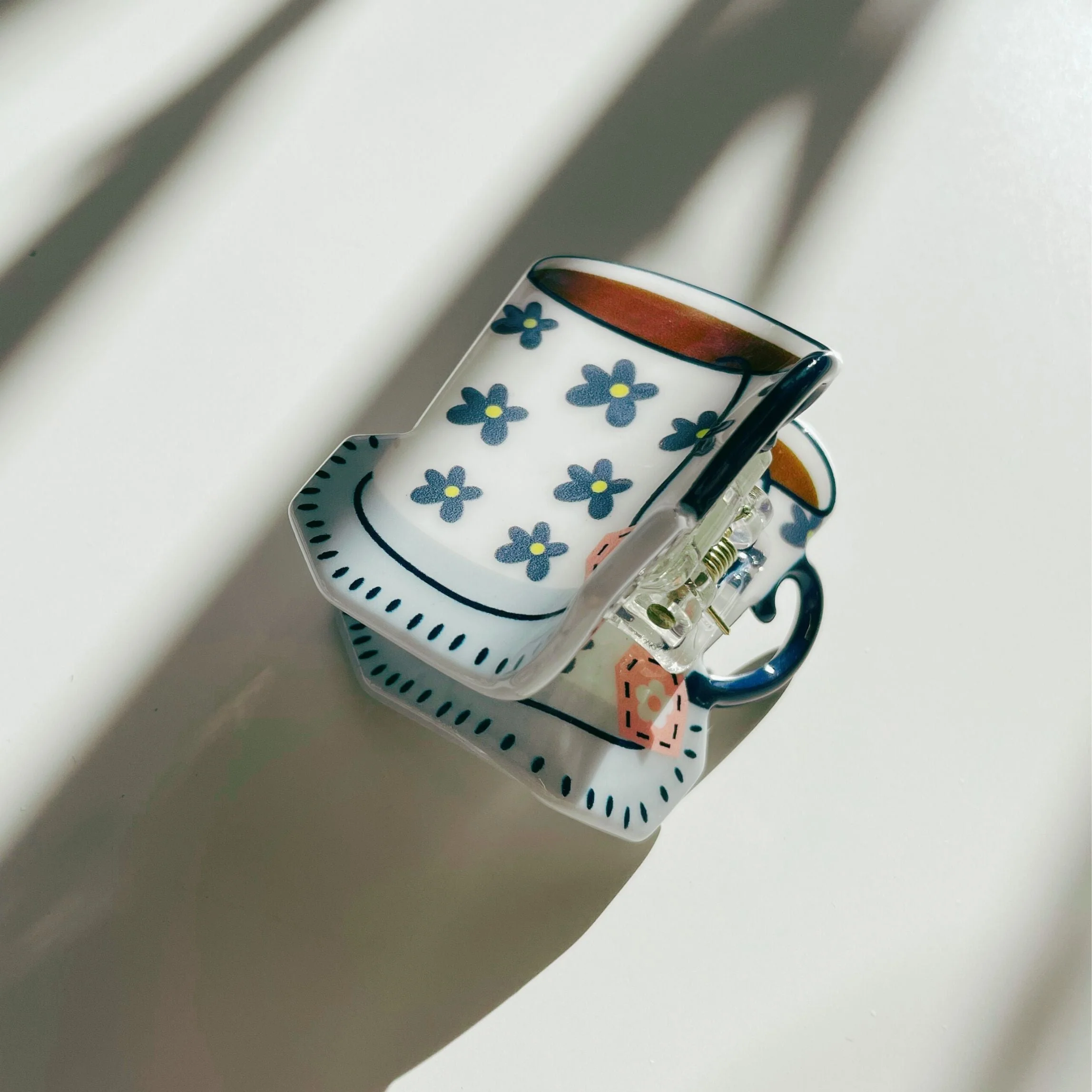 Velvet Claws Mini White Tea Cup with Blue Flowers Hair Claw - Image 2