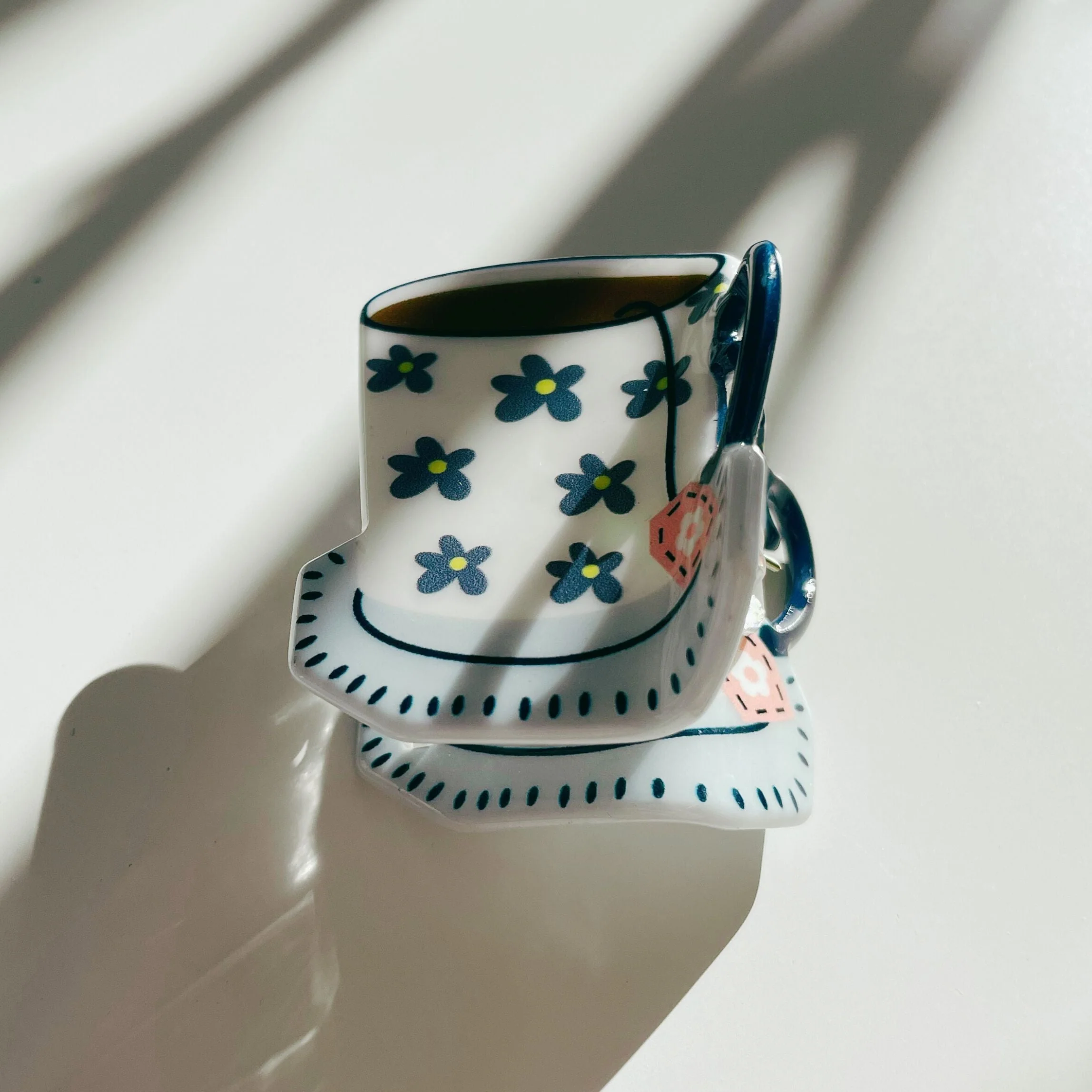 Velvet Claws Mini White Tea Cup with Blue Flowers Hair Claw - Image 5