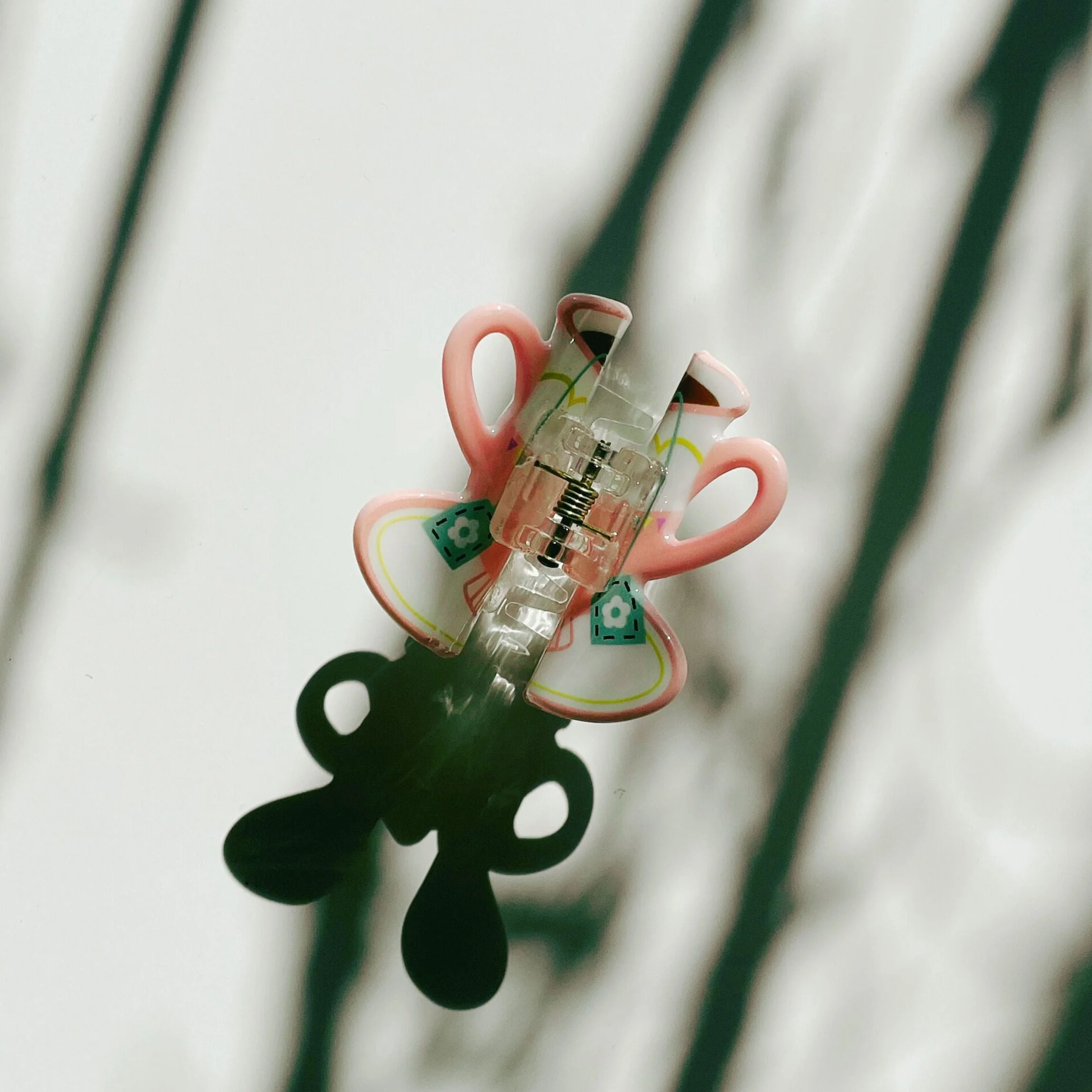 Velvet Claws Pink Tea Cup with Heart Hair Claw - Image 3