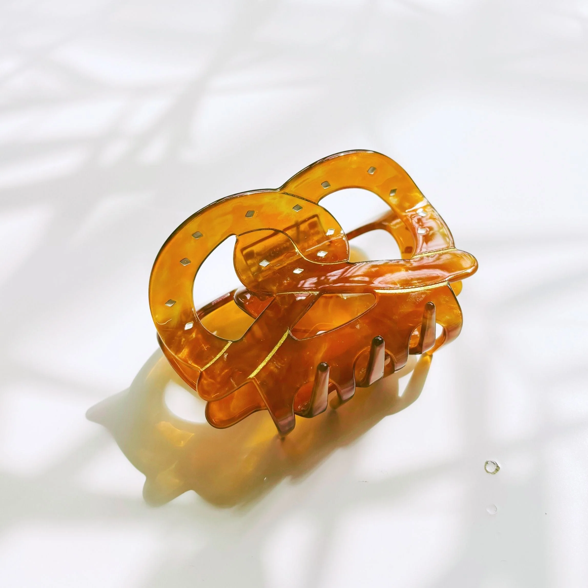 Velvet Claws Pretzel Hair Claw - Image 3