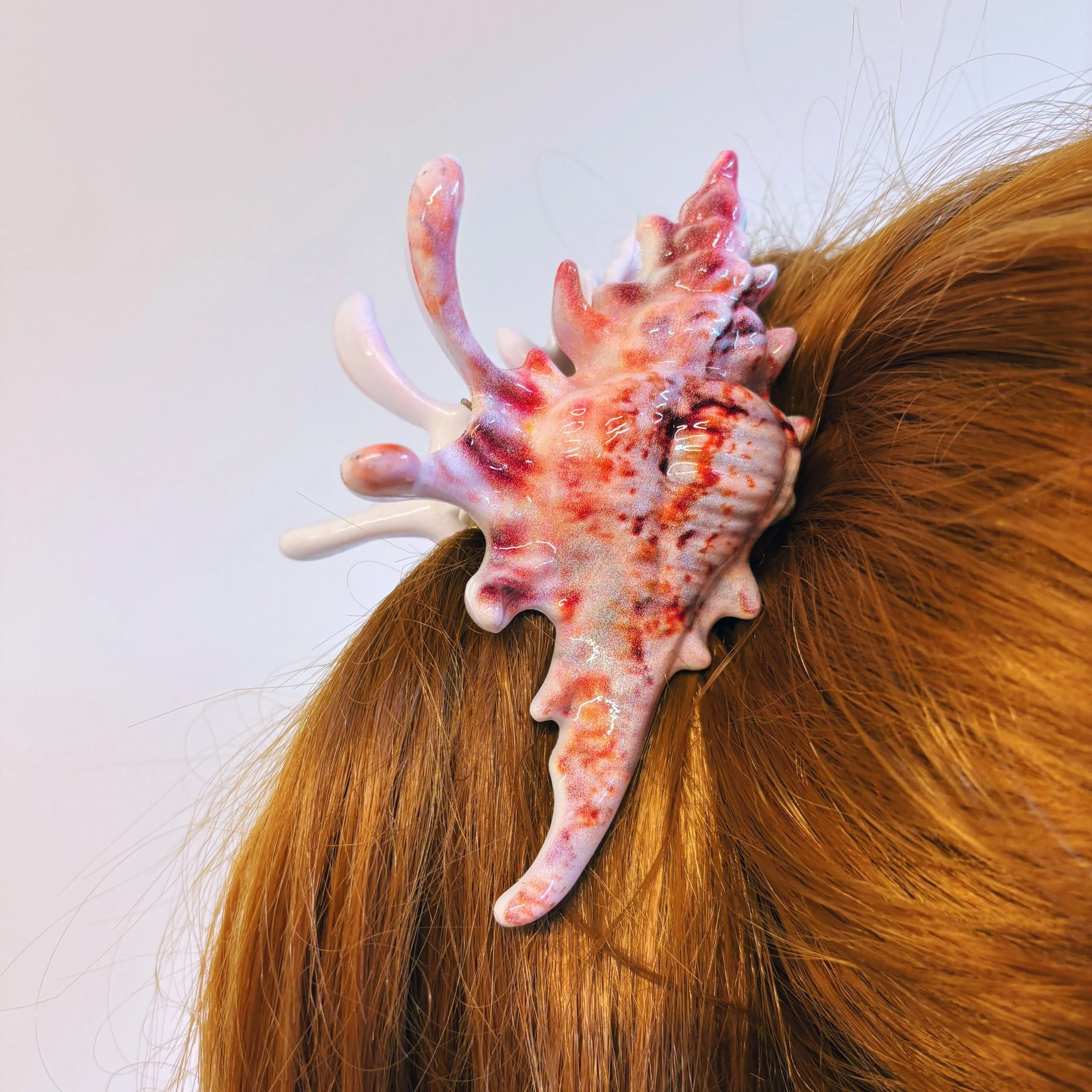 Velvet Claws Realistic Conch Shell Hair Claw in Natural Brown and White - Image 4