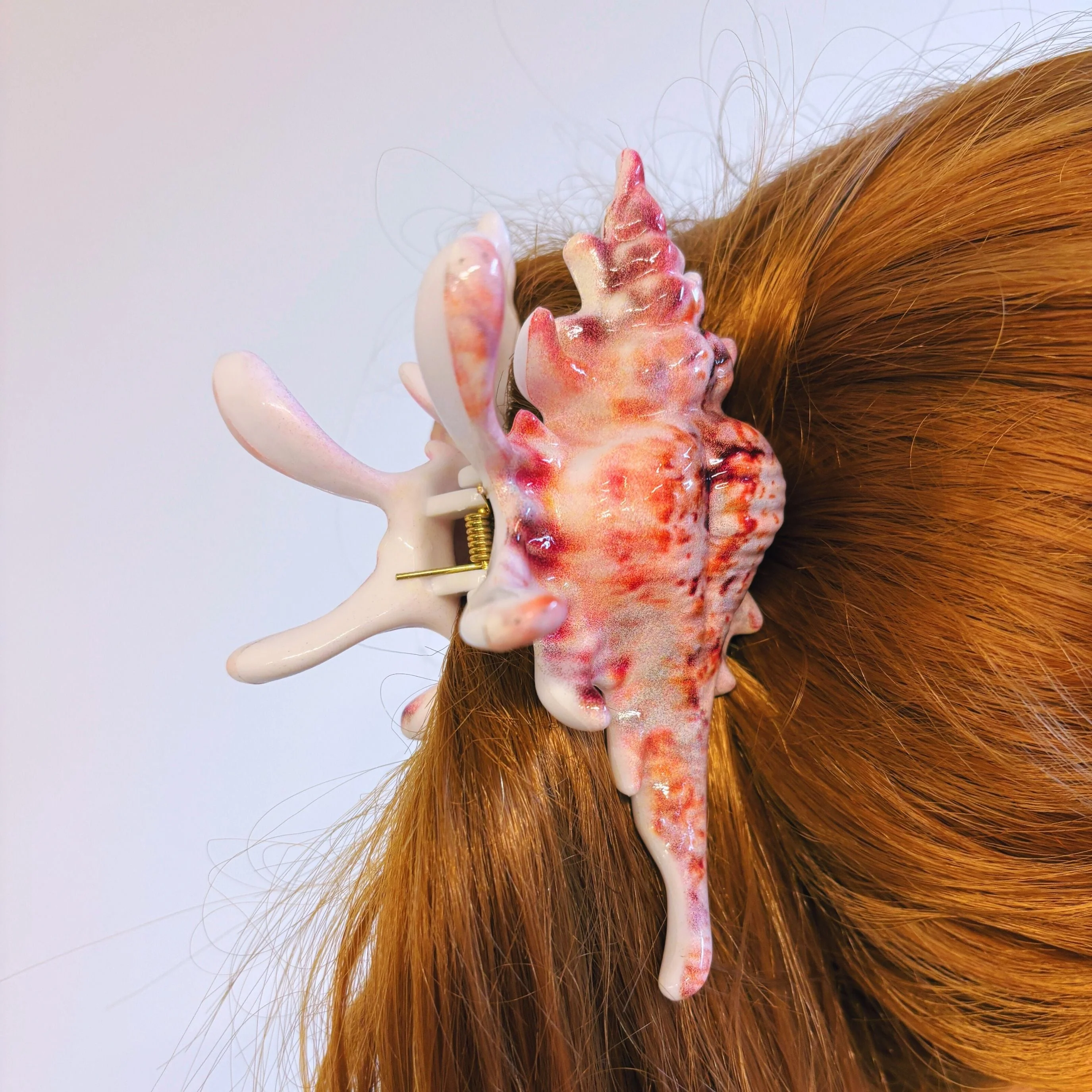Velvet Claws Realistic Conch Shell Hair Claw in Natural Brown and White - Image 8
