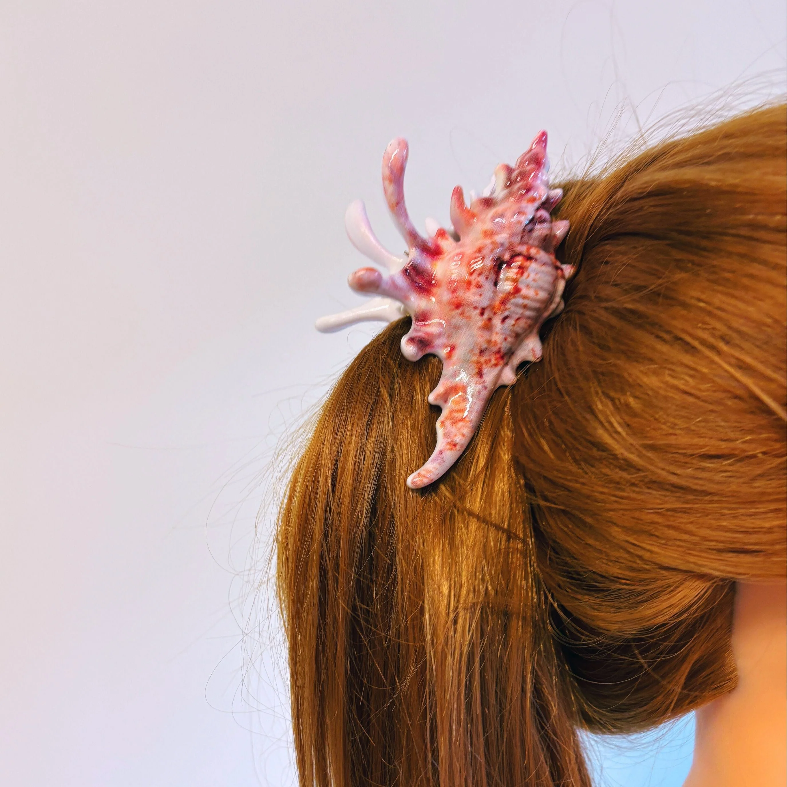 Velvet Claws Realistic Conch Shell Hair Claw in Natural Brown and White - Image 9